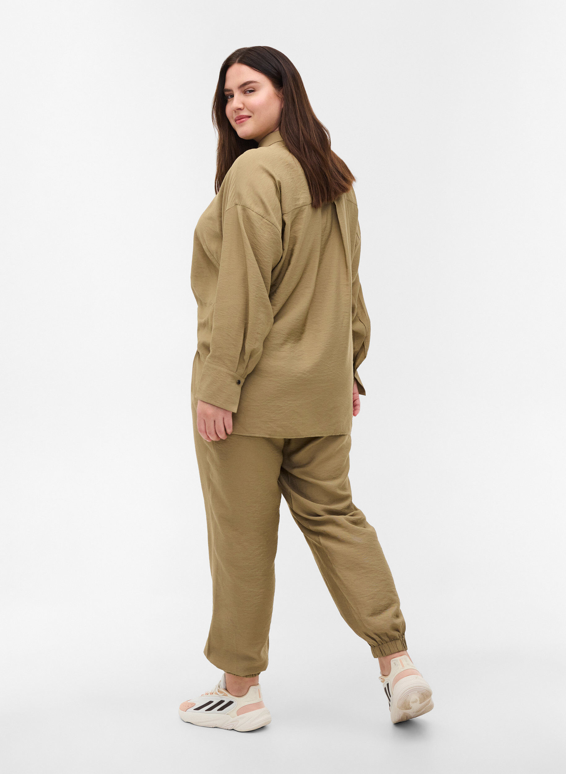 Zizzi Loose viscose trousers with elastic borders and pockets, Timber Wolf, Model image number 1