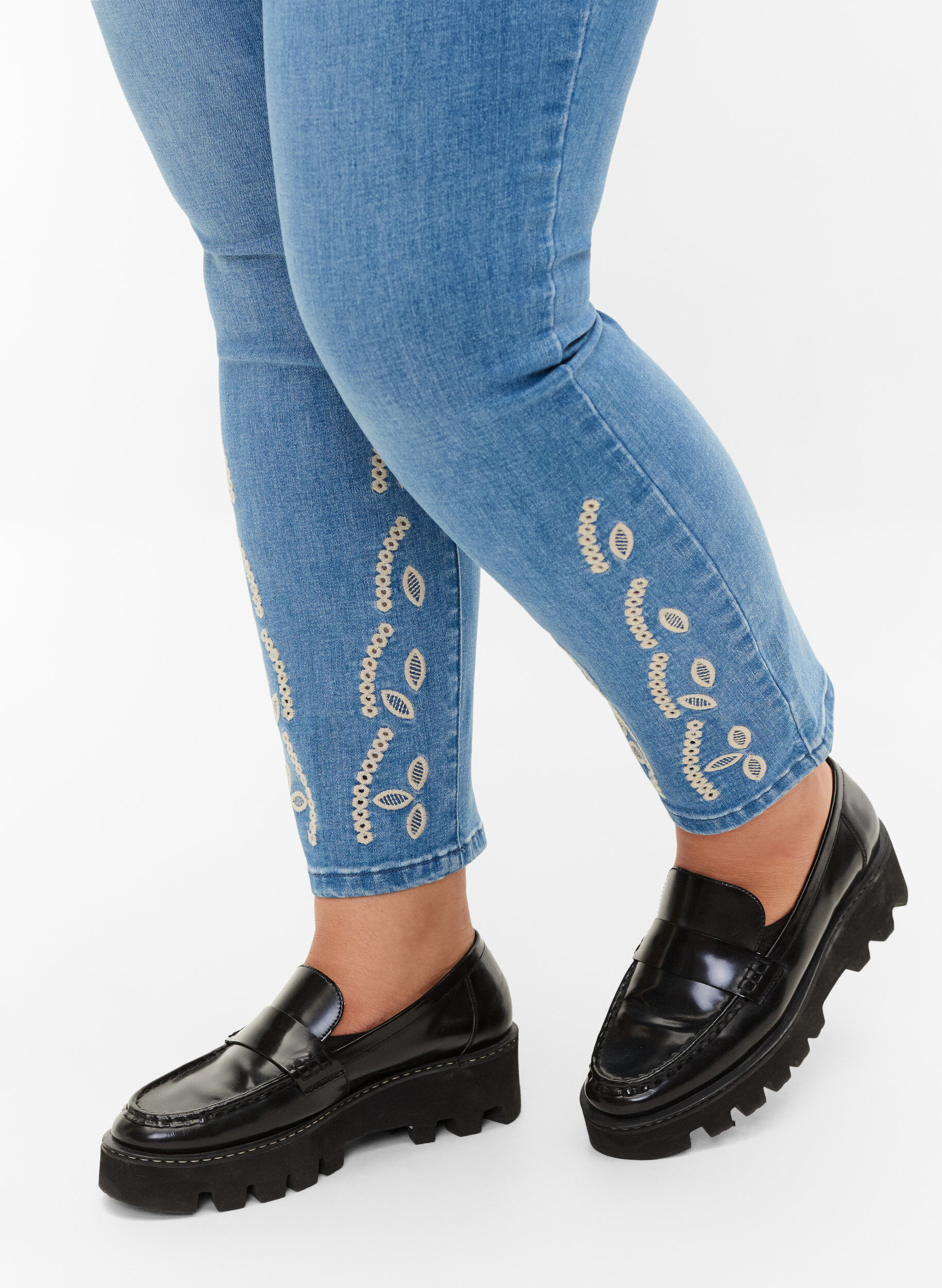 Zizzi Cropped Emily jeans with embroidery, Blue denim, Model image number 3