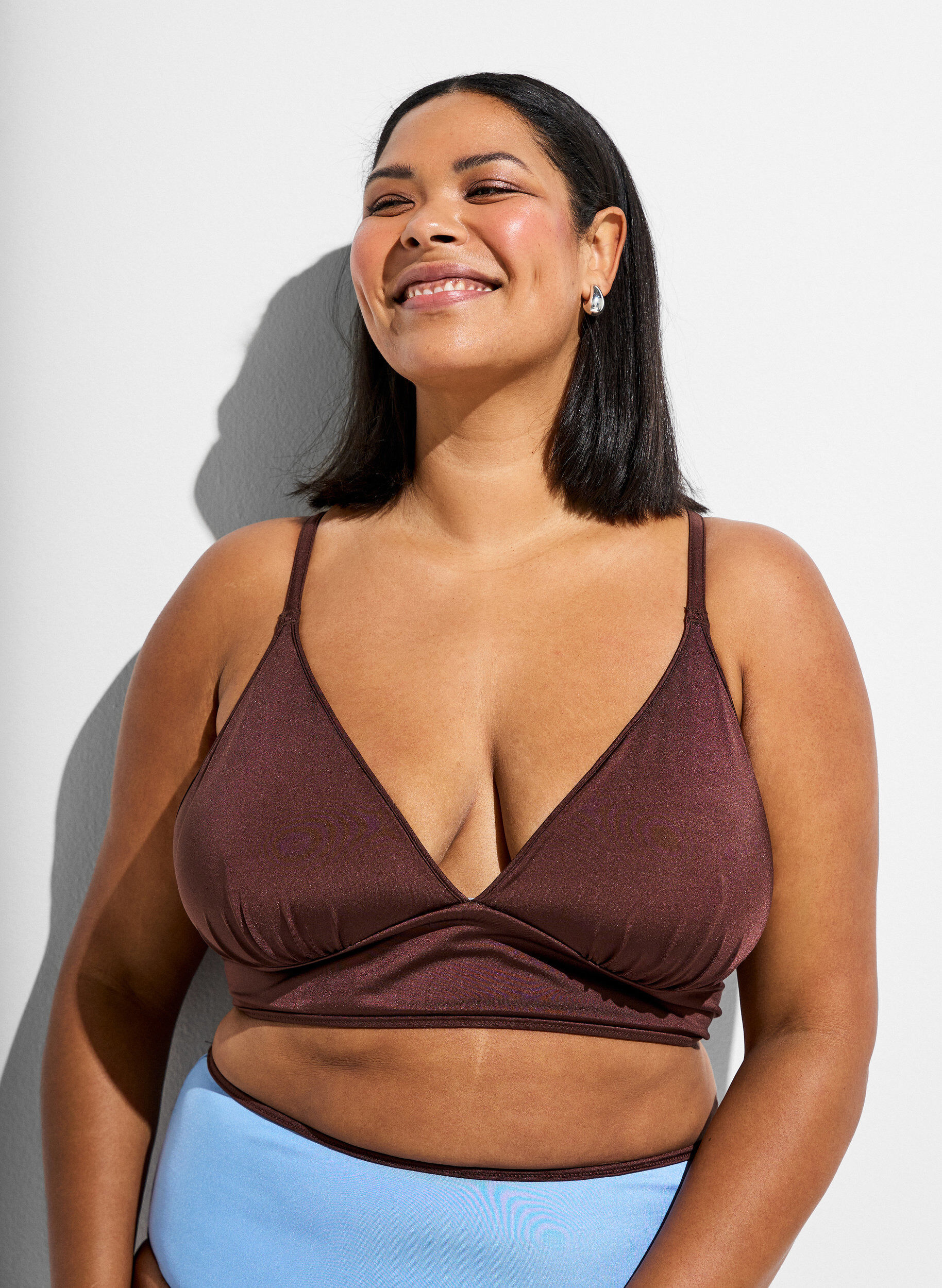 Dwustronny bikini top z dekoltem V i krzyzowanymi ramiaczkami, Brązowy, Model