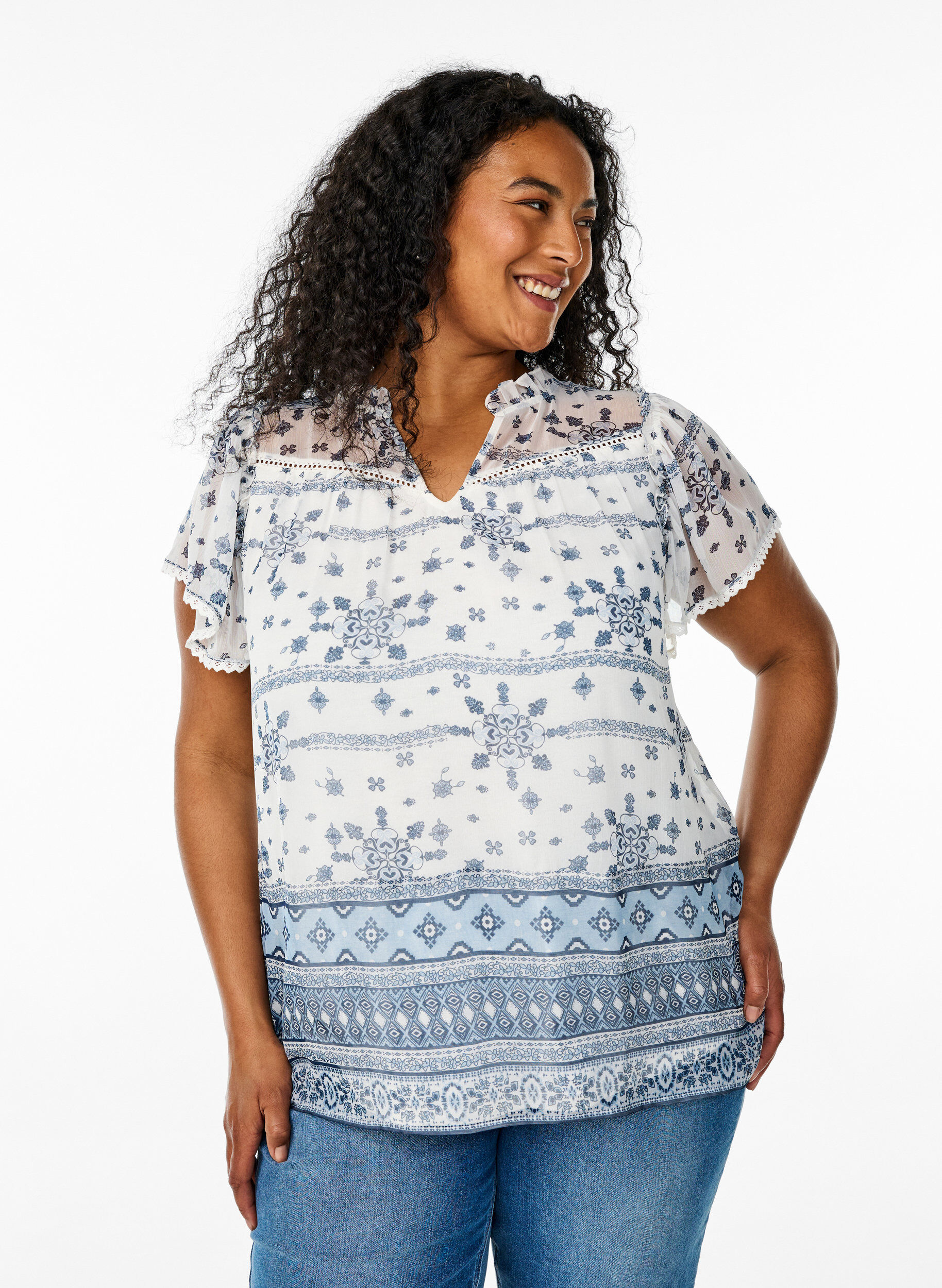 Wzorzysta bluzka z falbankami i kr&oacute;tkimi rekawami, Biały, Model