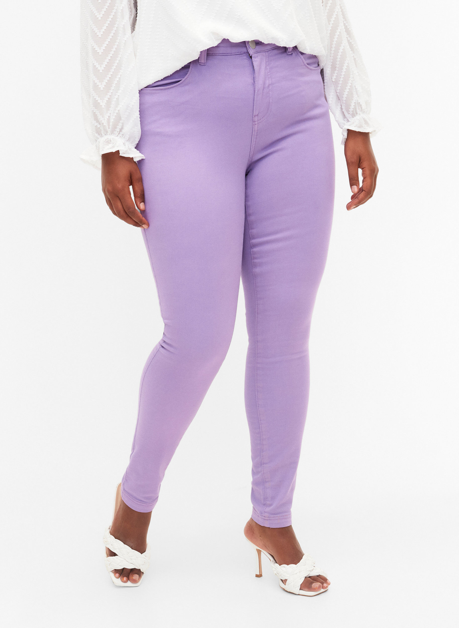 Zizzi High waisted Amy jeans with super slim fit, Chalk Violet, Model image number 2