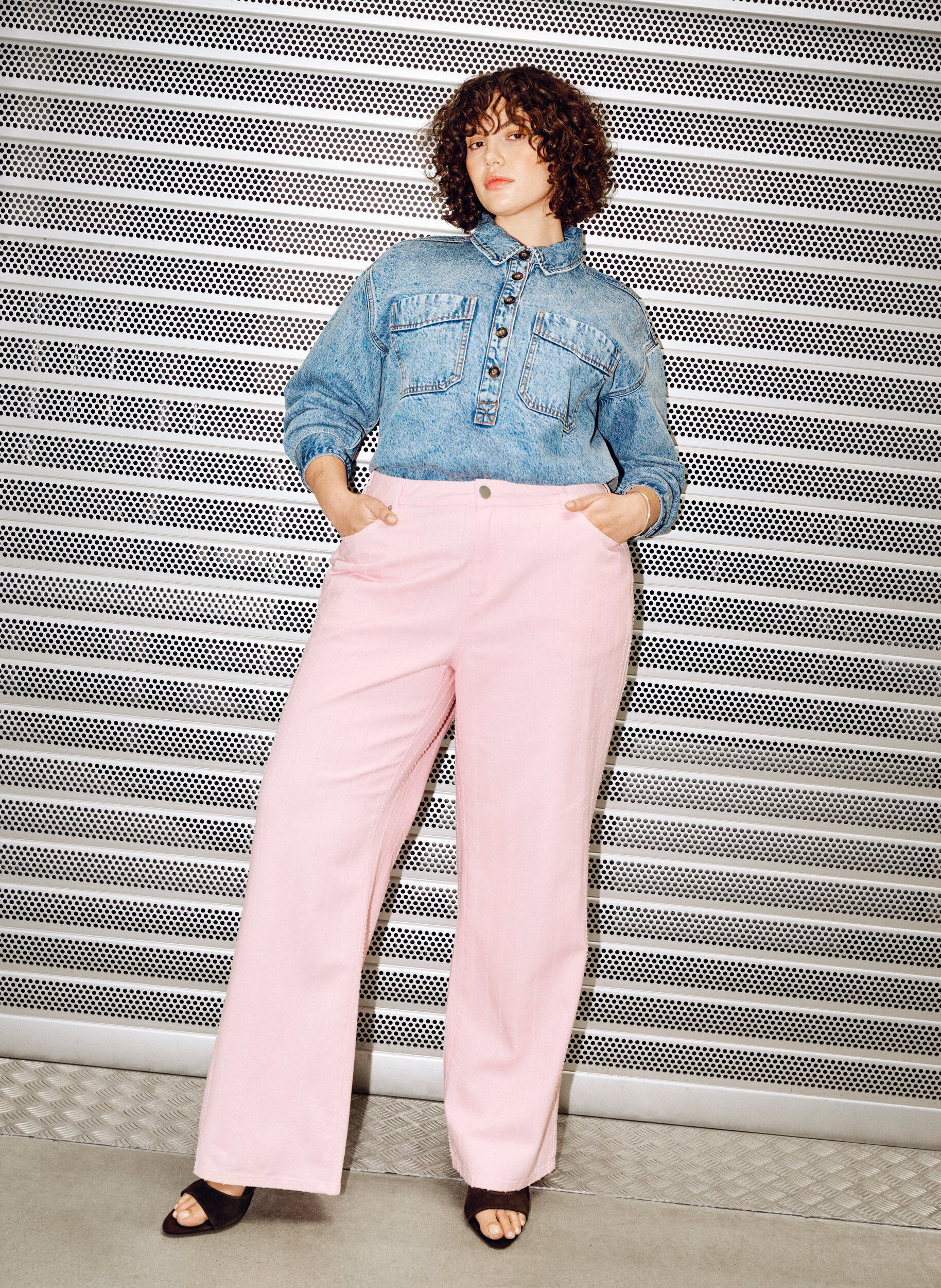 Zizzi Jeansy Myra z kolorowego denimu, o szerokim kroju i fakturowanym wzorze, R&oacute;żowy, Image image number 0