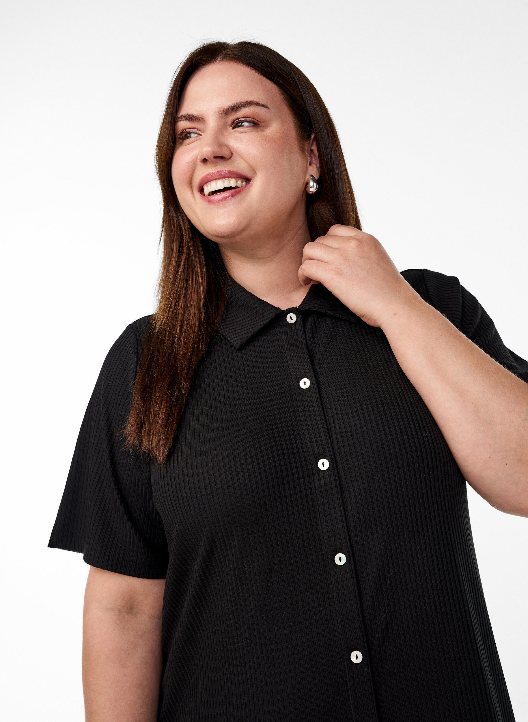 Zizzi Maxi sukienka z dzerseju z kolnierzykiem i kr&oacute;tkimi rekawami, Czarne, Model image number 2