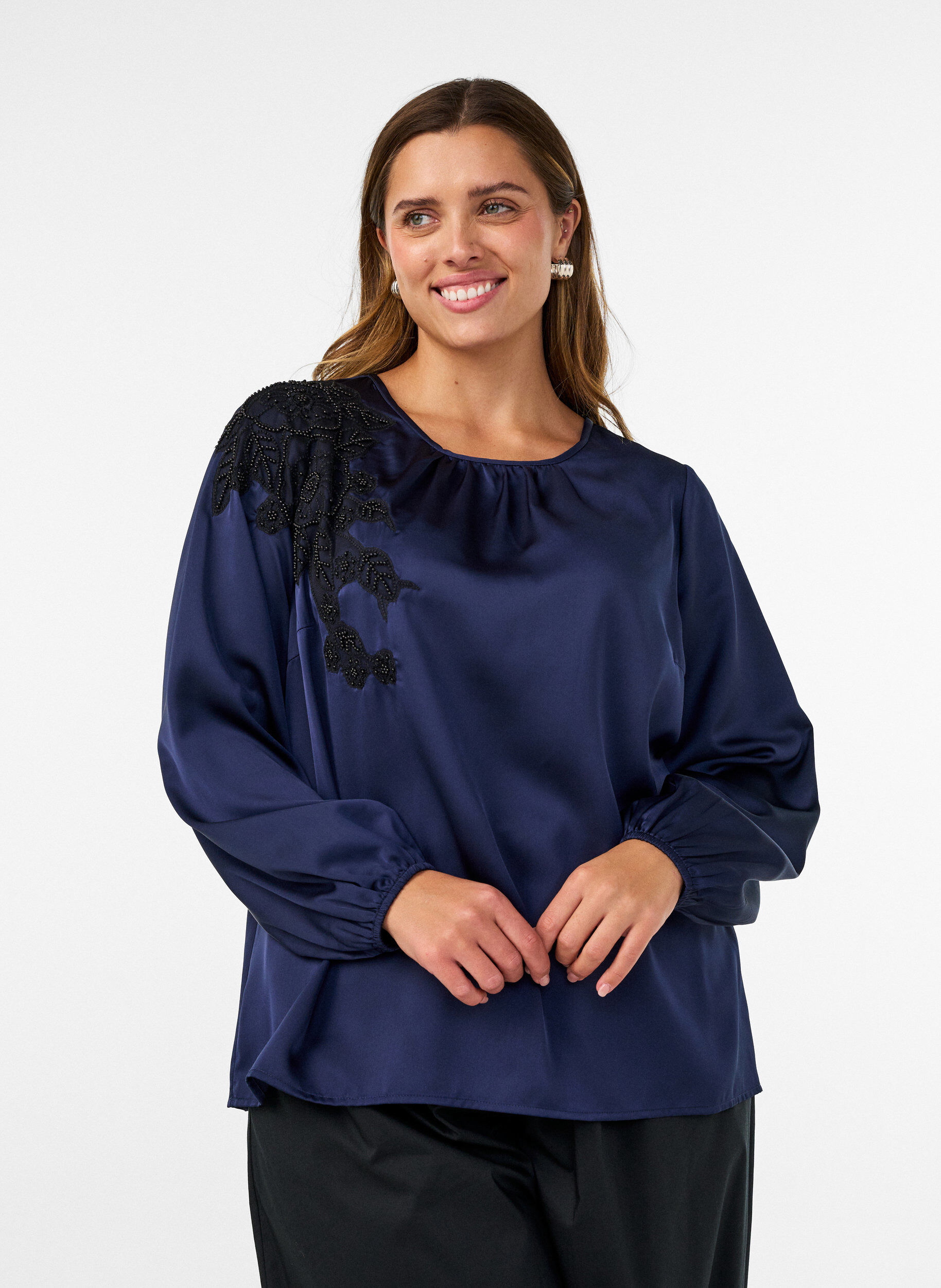 ZizziSatynowa bluzka z koronkowa aplikacja i perelkami, Niebieskie, Model image number 0