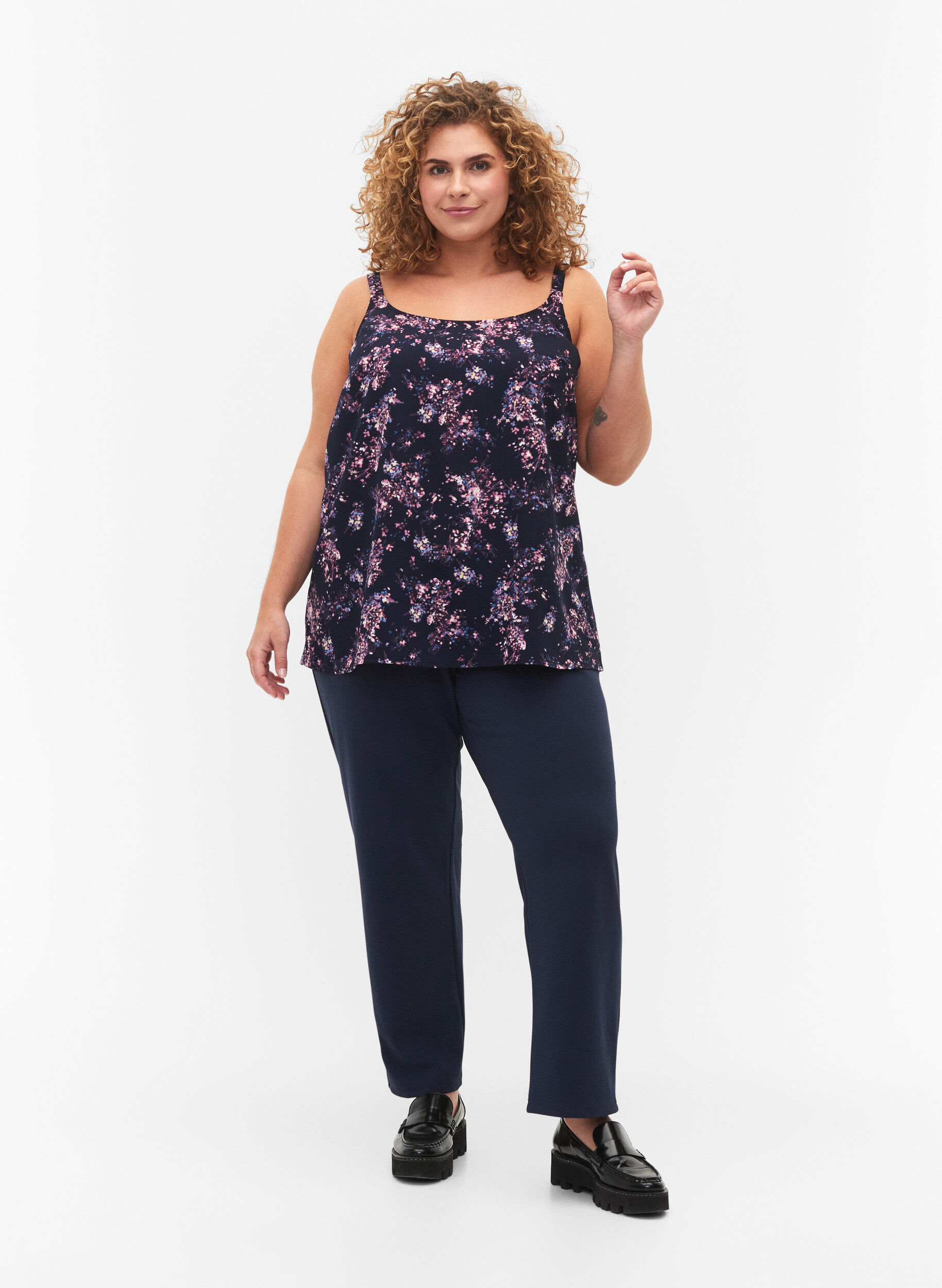 Zizzi Flash &ndash; top z nadrukiem, Navy Rose Flower, Model image number 2