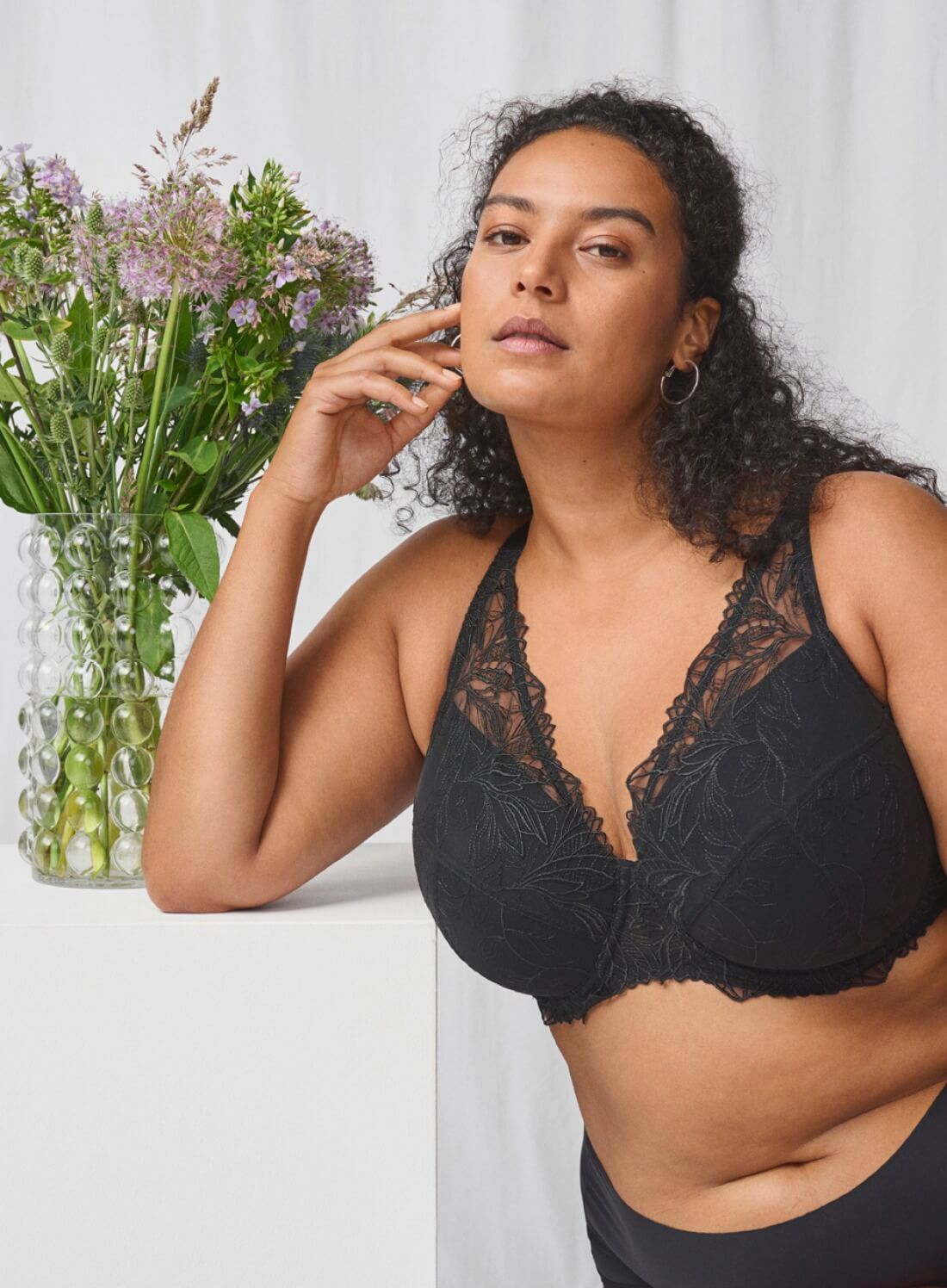 Zizzi Wyściełany koronkowy biustonosz z bezszwowymi stringami, , Model