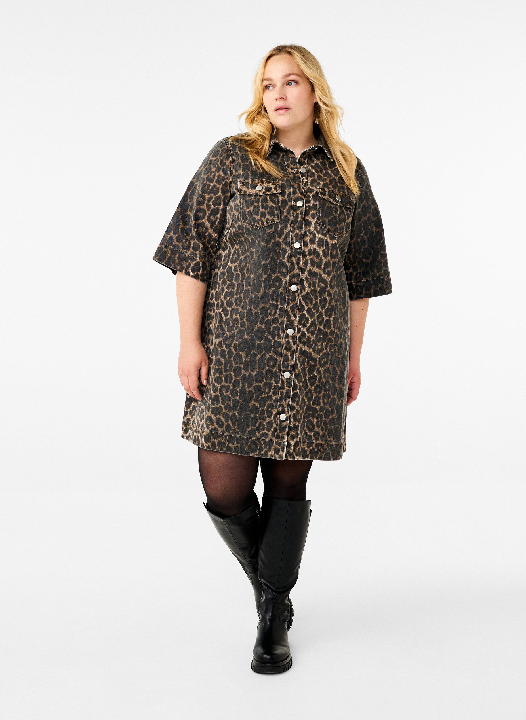 Zizzi Jeansowa sukienka w&nbsp;panterke z&nbsp;kr&oacute;tkim rekawem, LEO AOP, Model image number 2