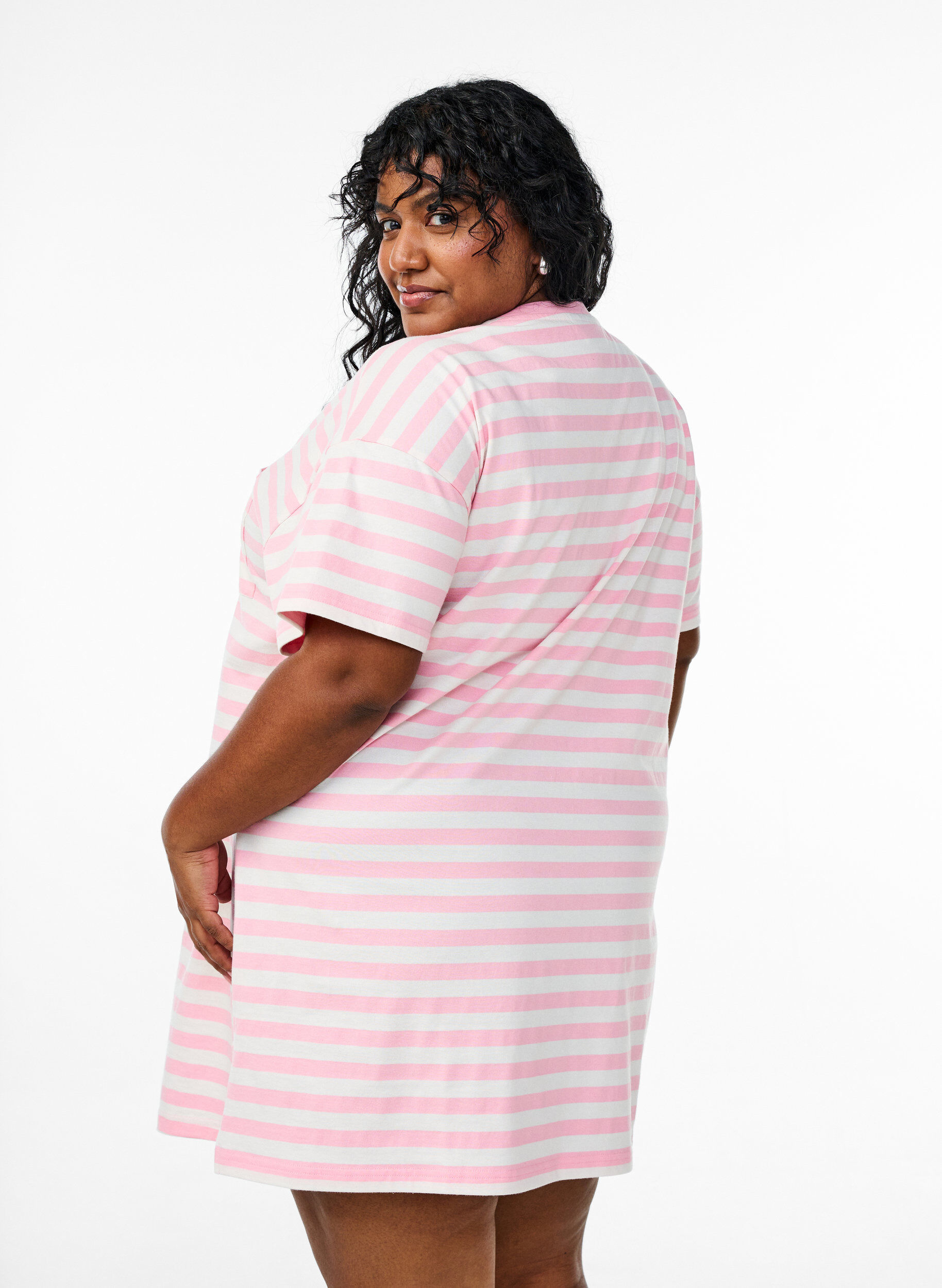 Zizzi Dluga koszulka nocna w paski wykonana z bawelny organicznej, R&oacute;żowy, Model image number 2