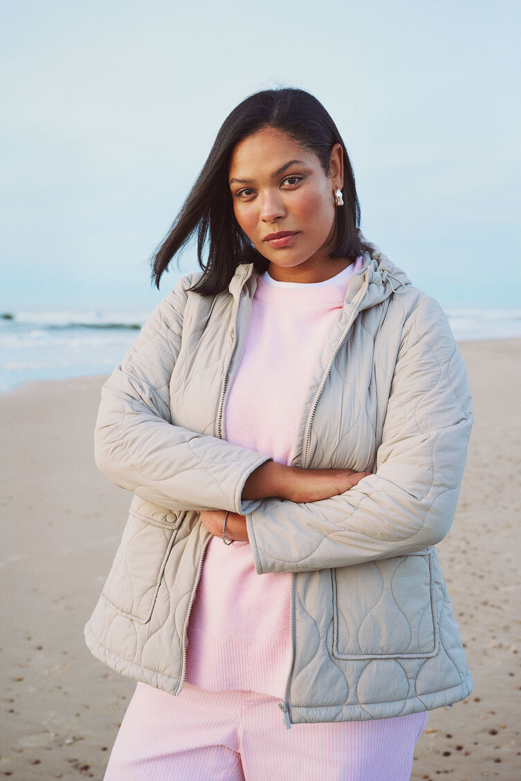 Kurtka pikowana w odcieniach różu, , Model