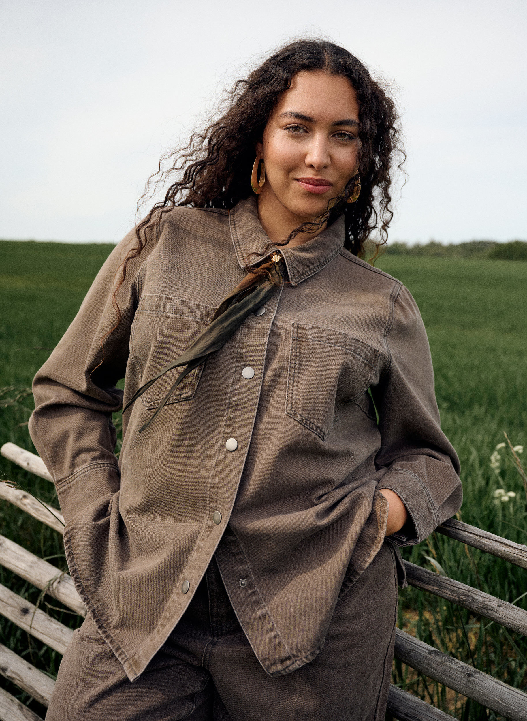 Zizzi Kolorowa koszula z denimu z kieszeniami na piersiach, Brązowy, Image image number 0