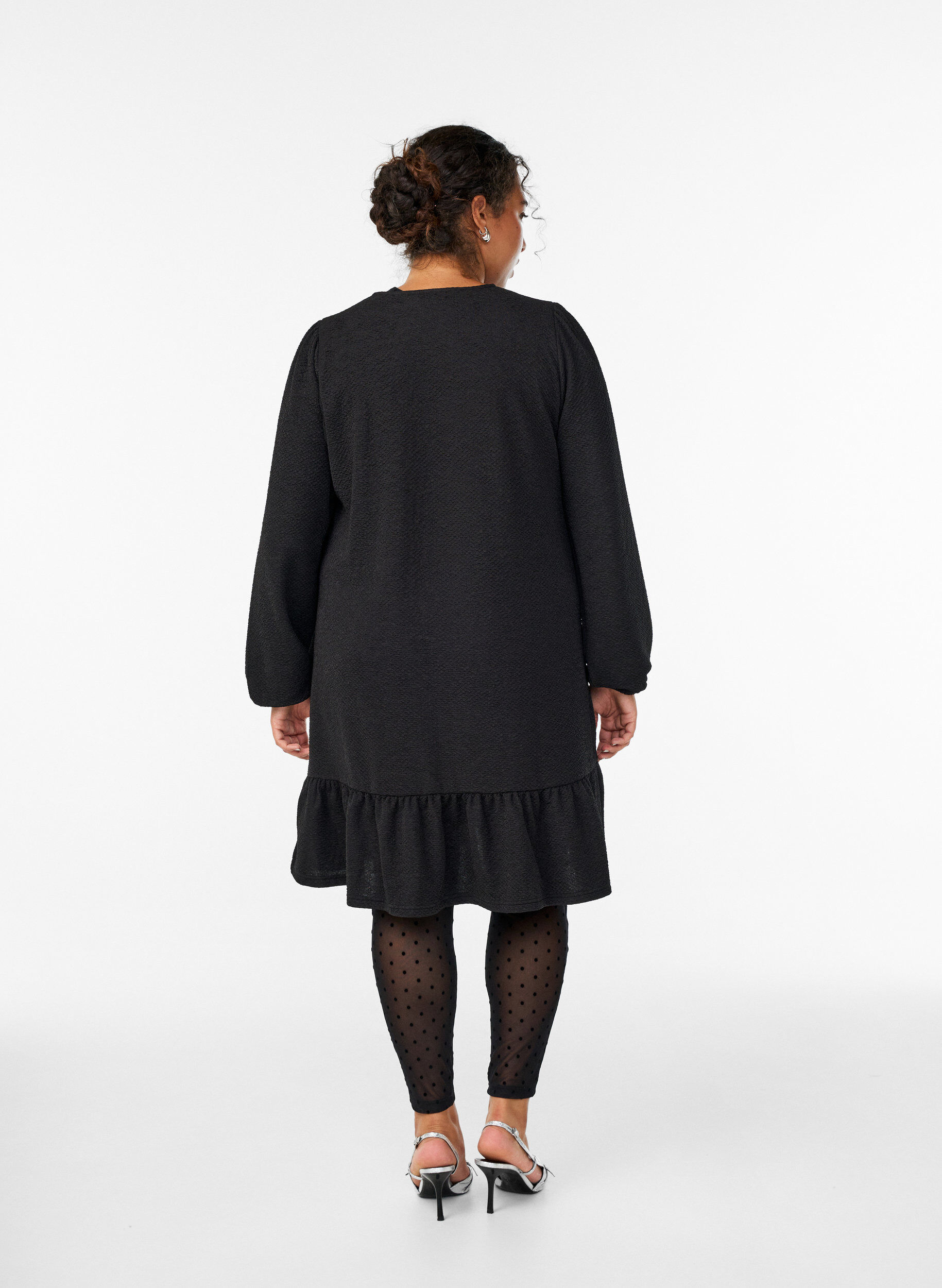 Zizzi Kr&oacute;tka teksturowana sukienka z falbana u dolu, Czarne, Model image number 2