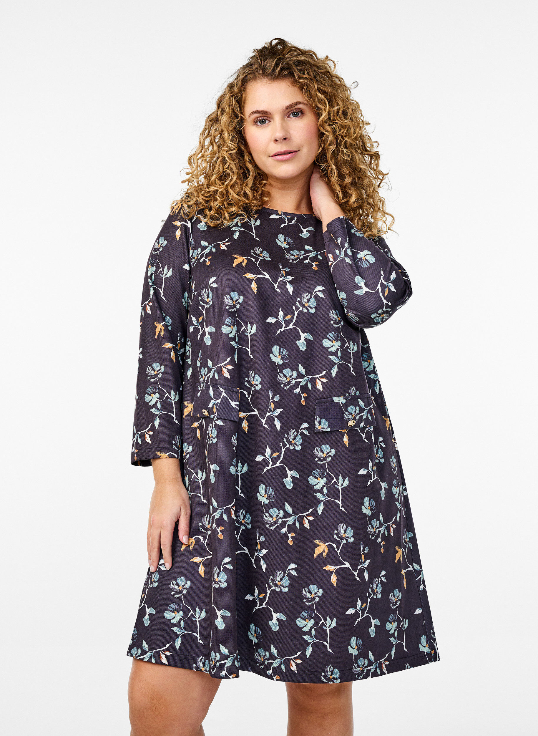 Zizzi Kr&oacute;tka sukienka o kroju trapezowym z rekawami 7/8, Czarne, Model image number 0