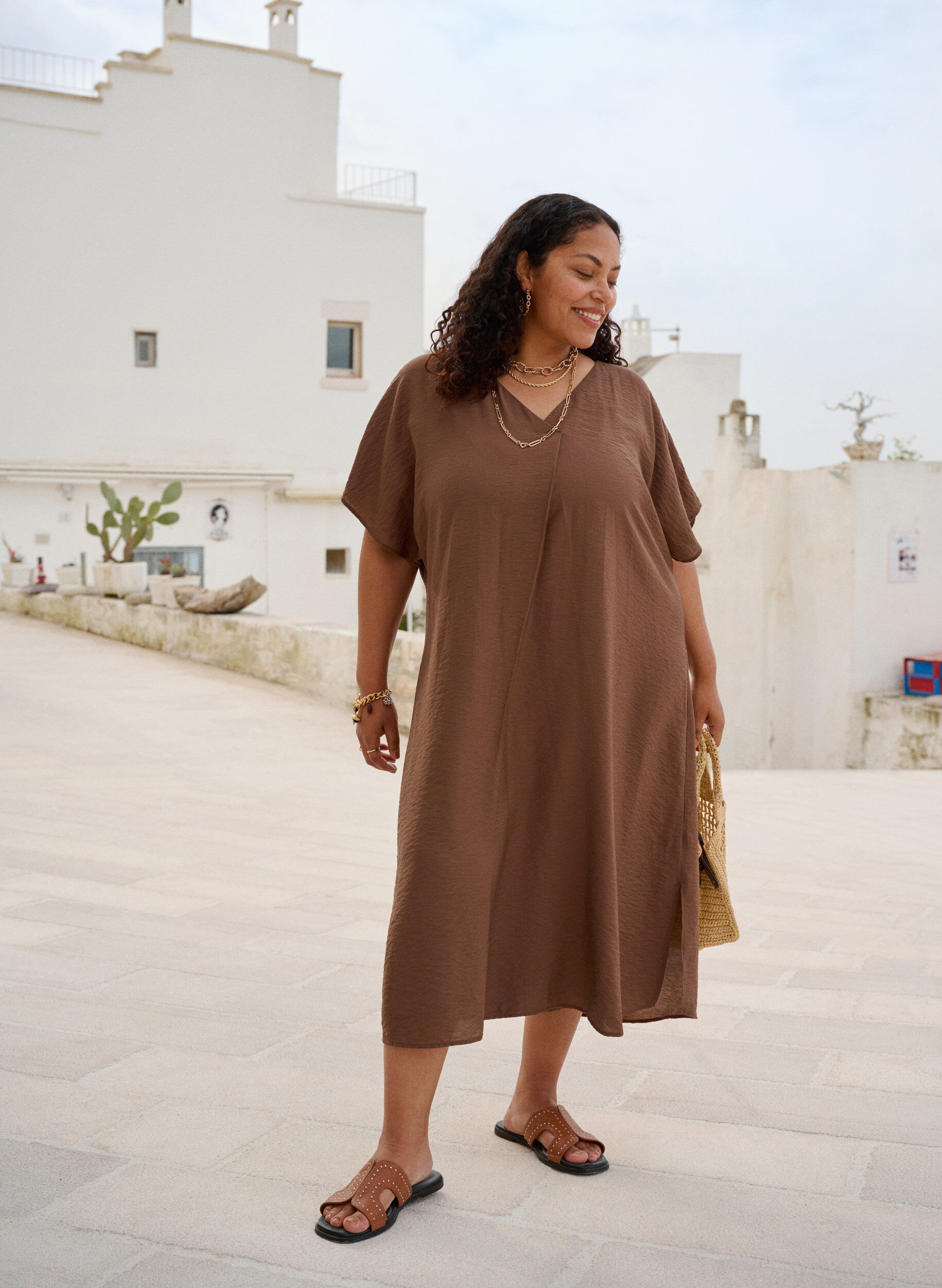 Zizzi Wiskozowa sukienka z dekoltem w szpic, Brązowy, Image image number 0