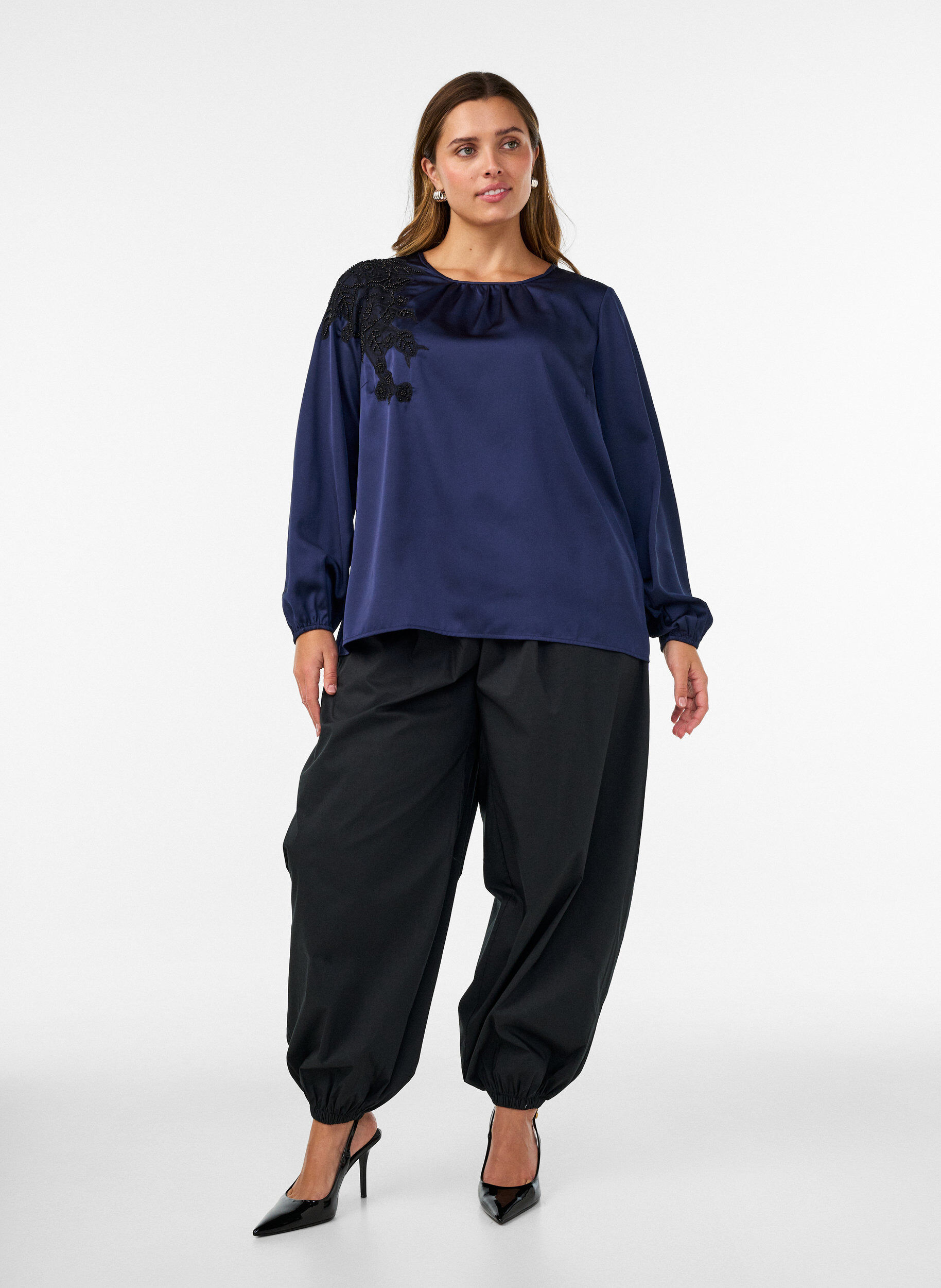 ZizziSatynowa bluzka z koronkowa aplikacja i perelkami, Niebieskie, Model image number 1