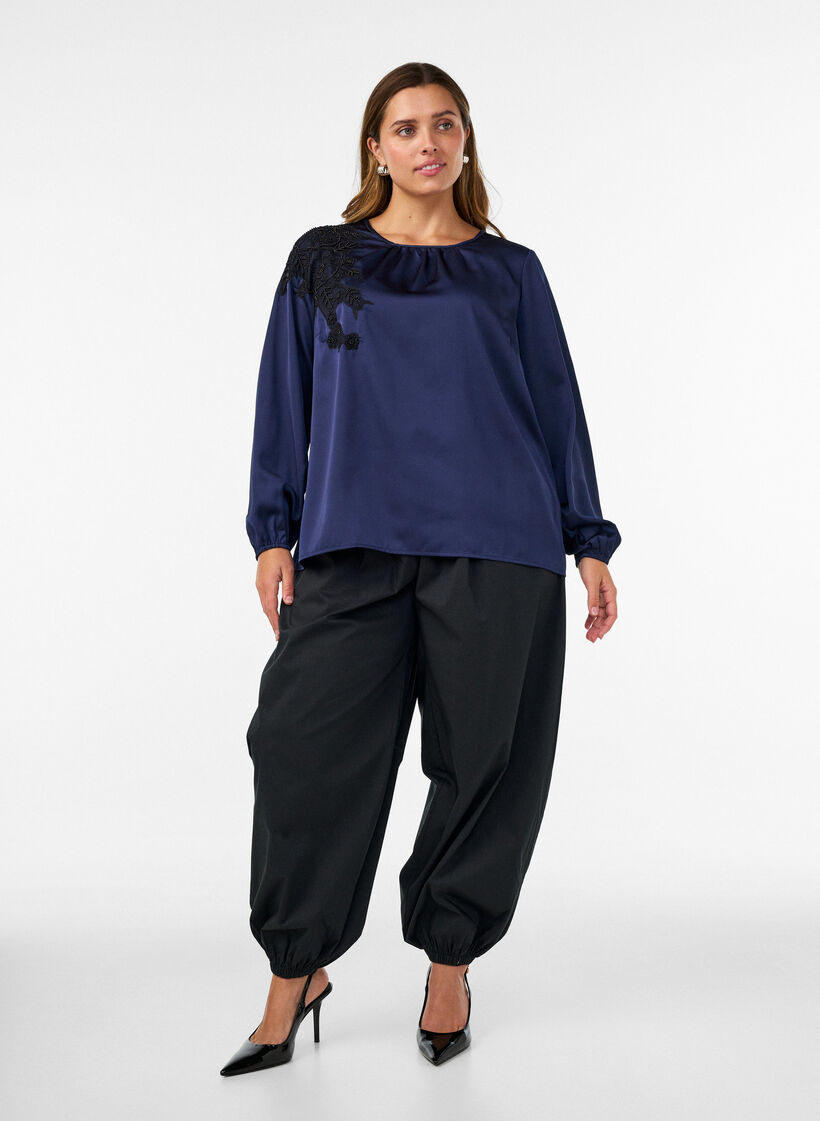 Satynowa bluzka z koronkowa aplikacja i perelkami, Niebieskie, Model image number 1