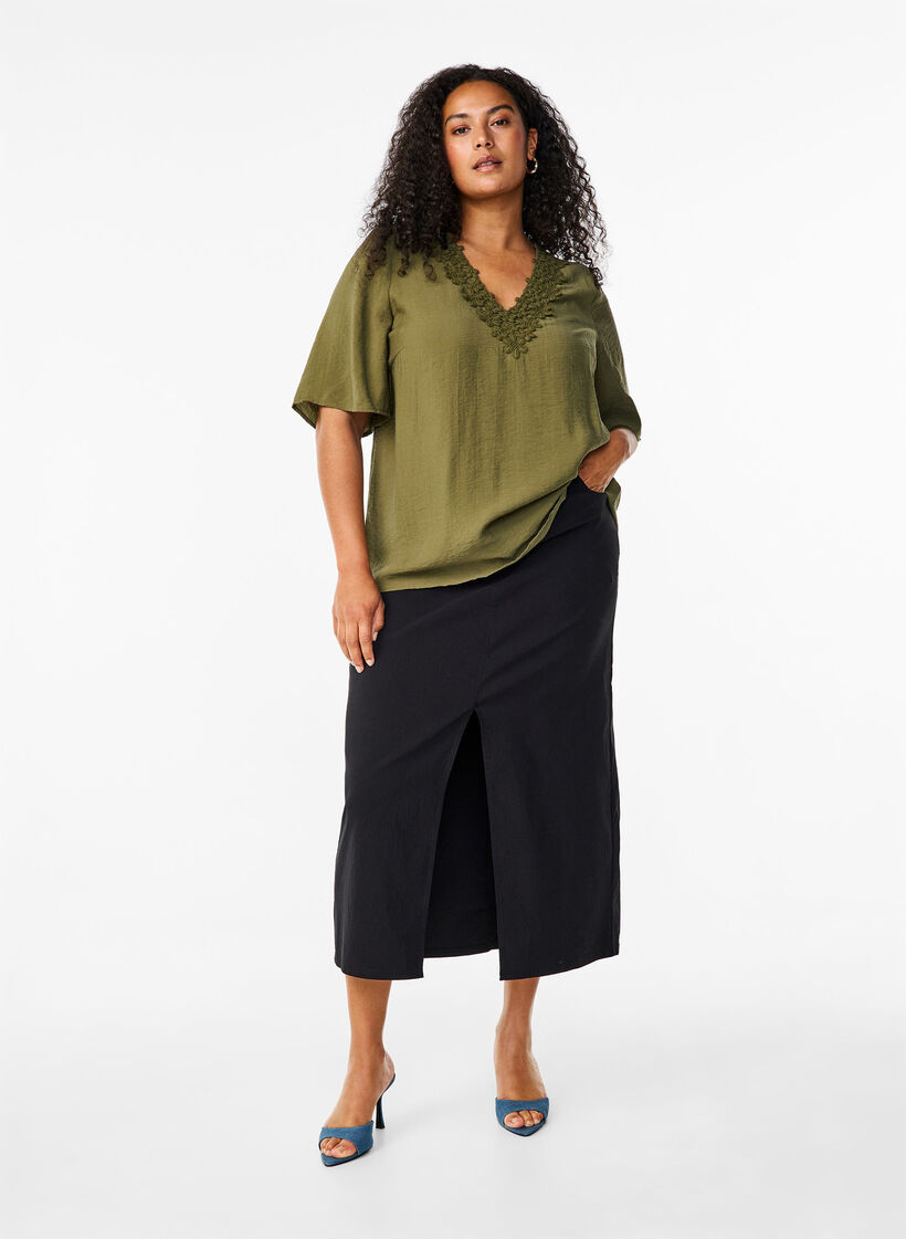 Bluzka z wiskozy z dekoltem w szpic i haftowanym detalem, Zielony, Model image number 1