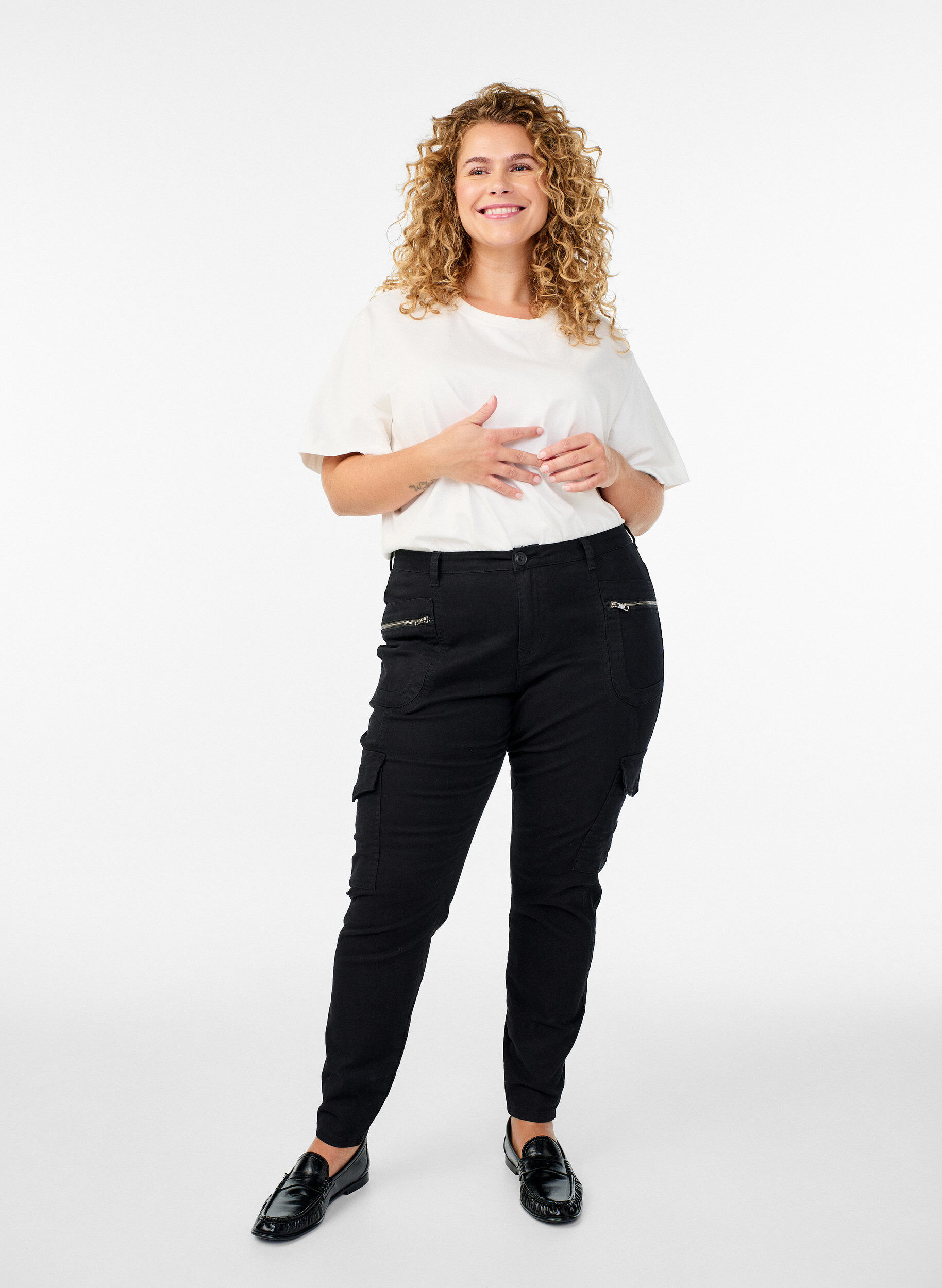 Spodnie slim fit z kieszeniami cargo, Czarne, Model