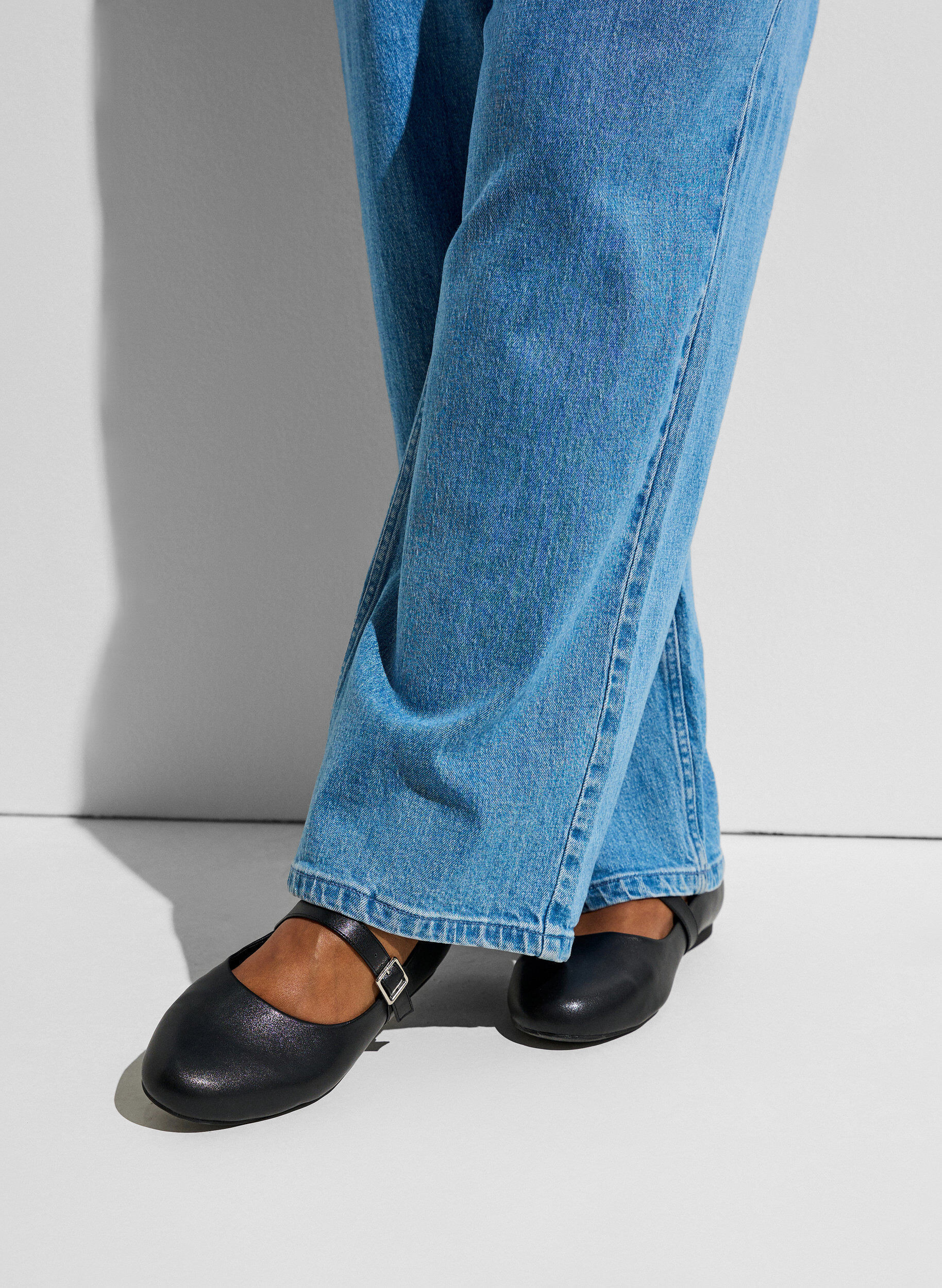 Ballerina ze sztucznej sk&oacute;ry ze sznurkiem, Czarne, Model