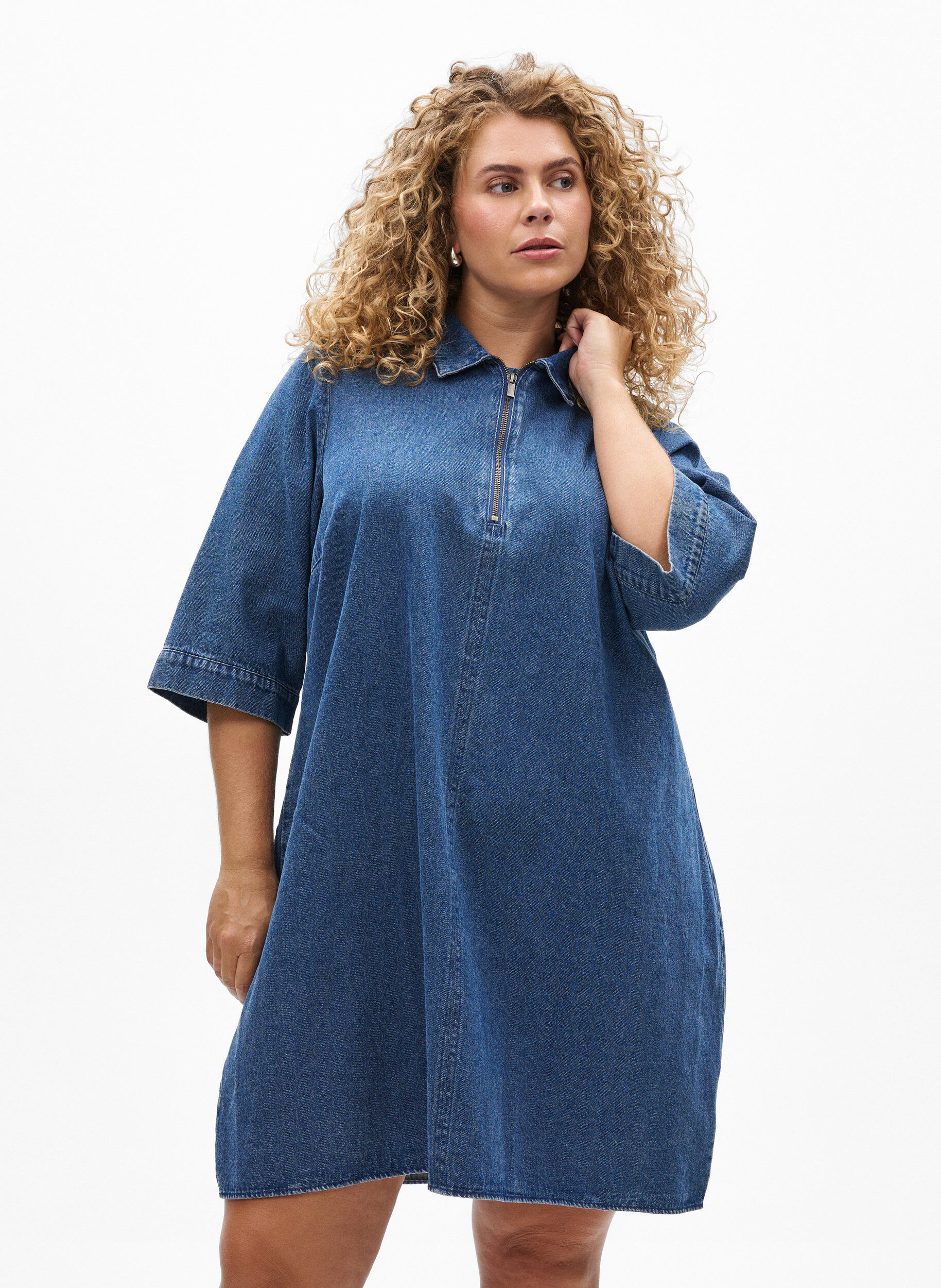 Kr&oacute;tka sukienka jeansowa z zamkiem i rekawami 3/4, Niebieskie, Model