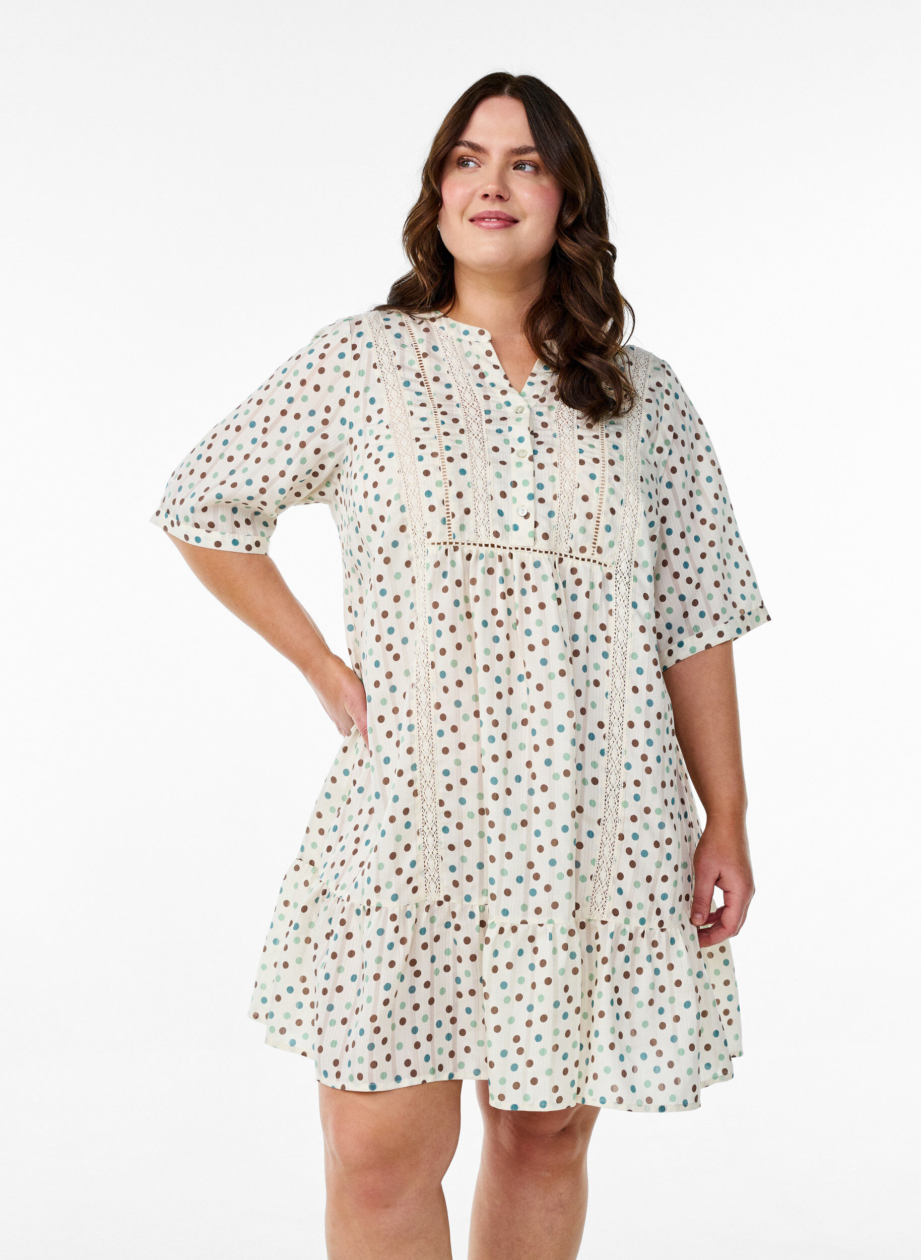 Zizzi Kr&oacute;tka wiskozowa sukienka o trapezowym kroju wykonczona koronka, Biały, Model image number 0