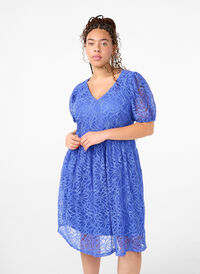 Koronkowa sukienka z krótkim rekawem i dekoltem w szpic, Dazzling Blue, Model