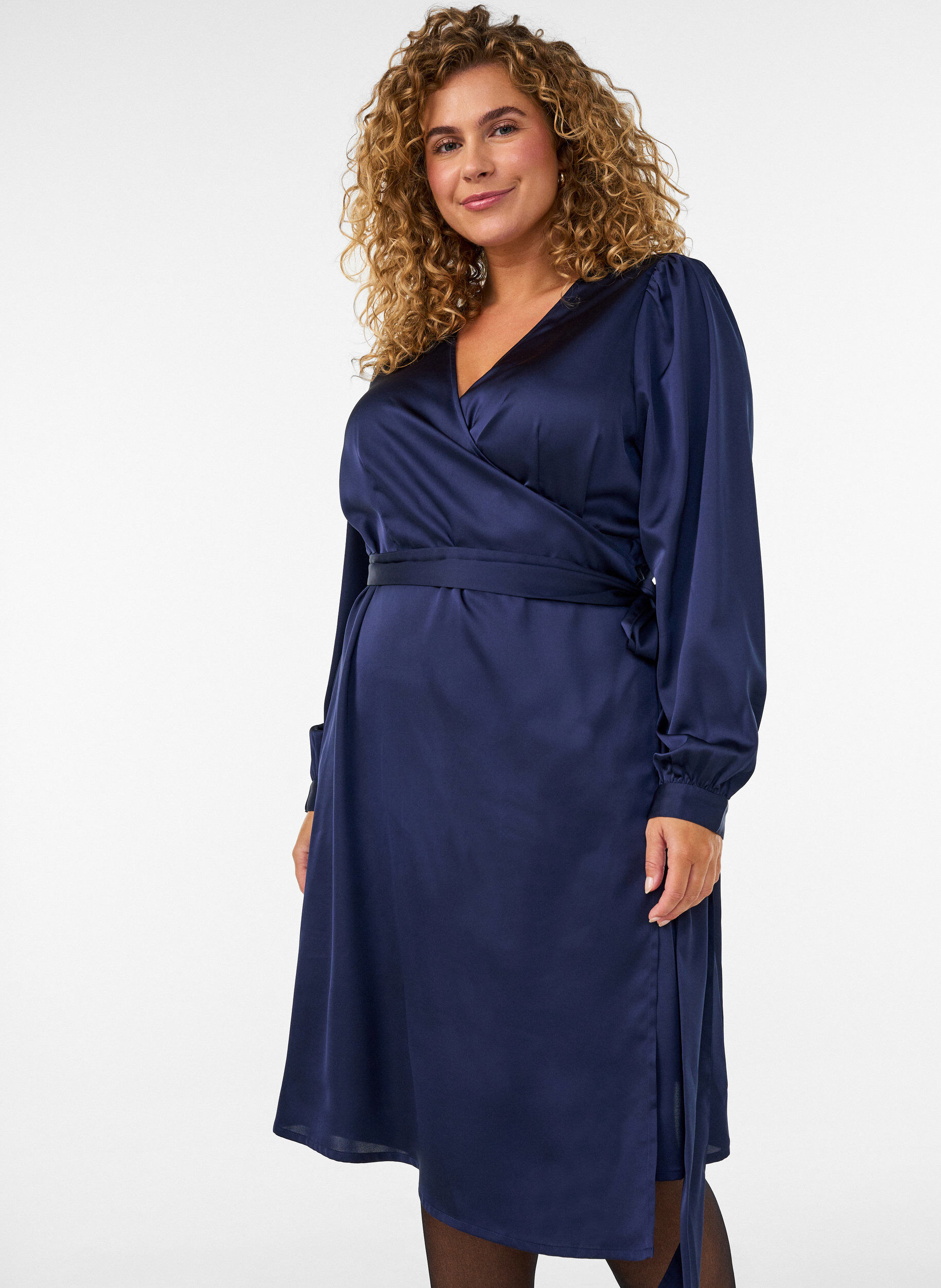 ZizziKr&oacute;tka satynowa sukienka o kopertowym kroju, Niebieskie, Model image number 0