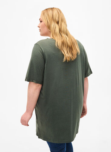 Jednokolorowa koszulka typu oversize z dekoltem w szpic, Thyme, Model image number 1