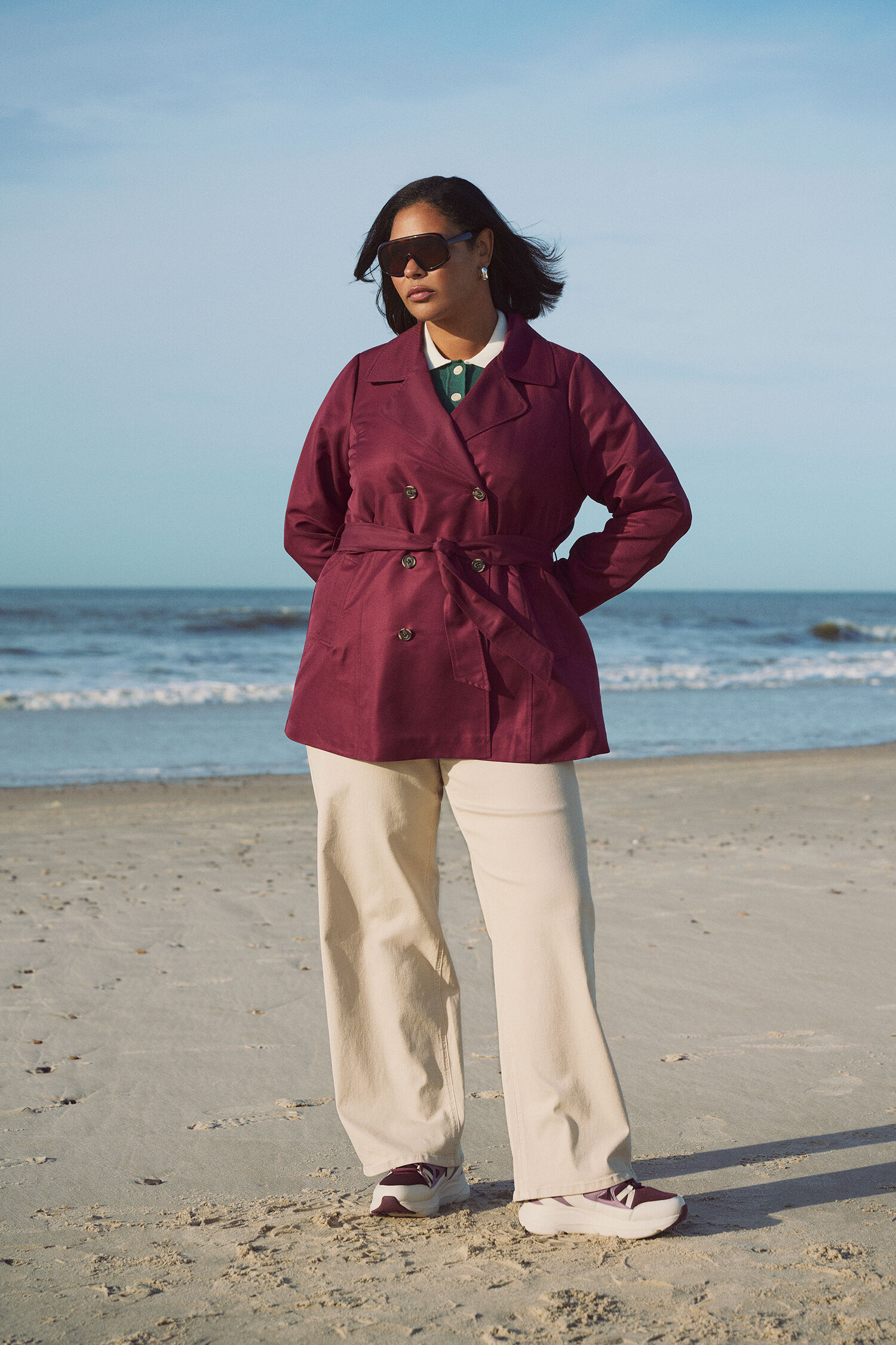 Kr&oacute;tki trencz z paskiem, , Model