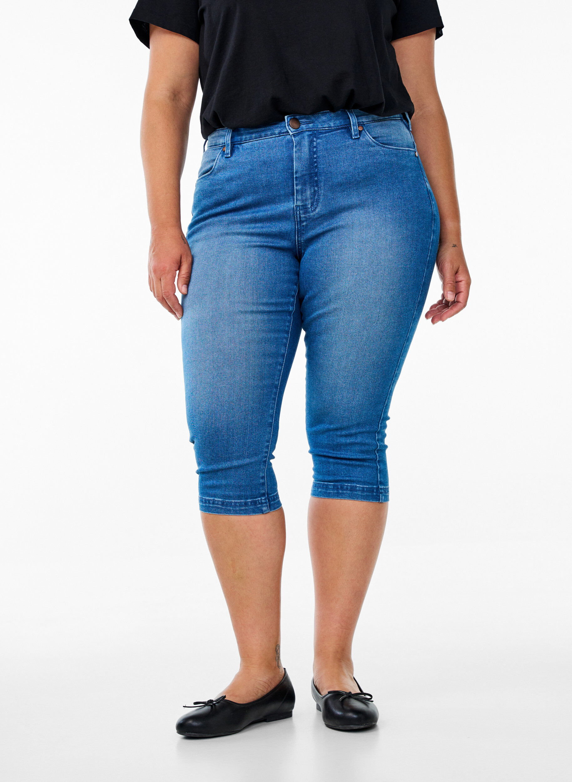 Zizzi Amy capri jeans z wysokim stanem i bardzo dopasowanym krojem, Niebieskie, Model image number 2