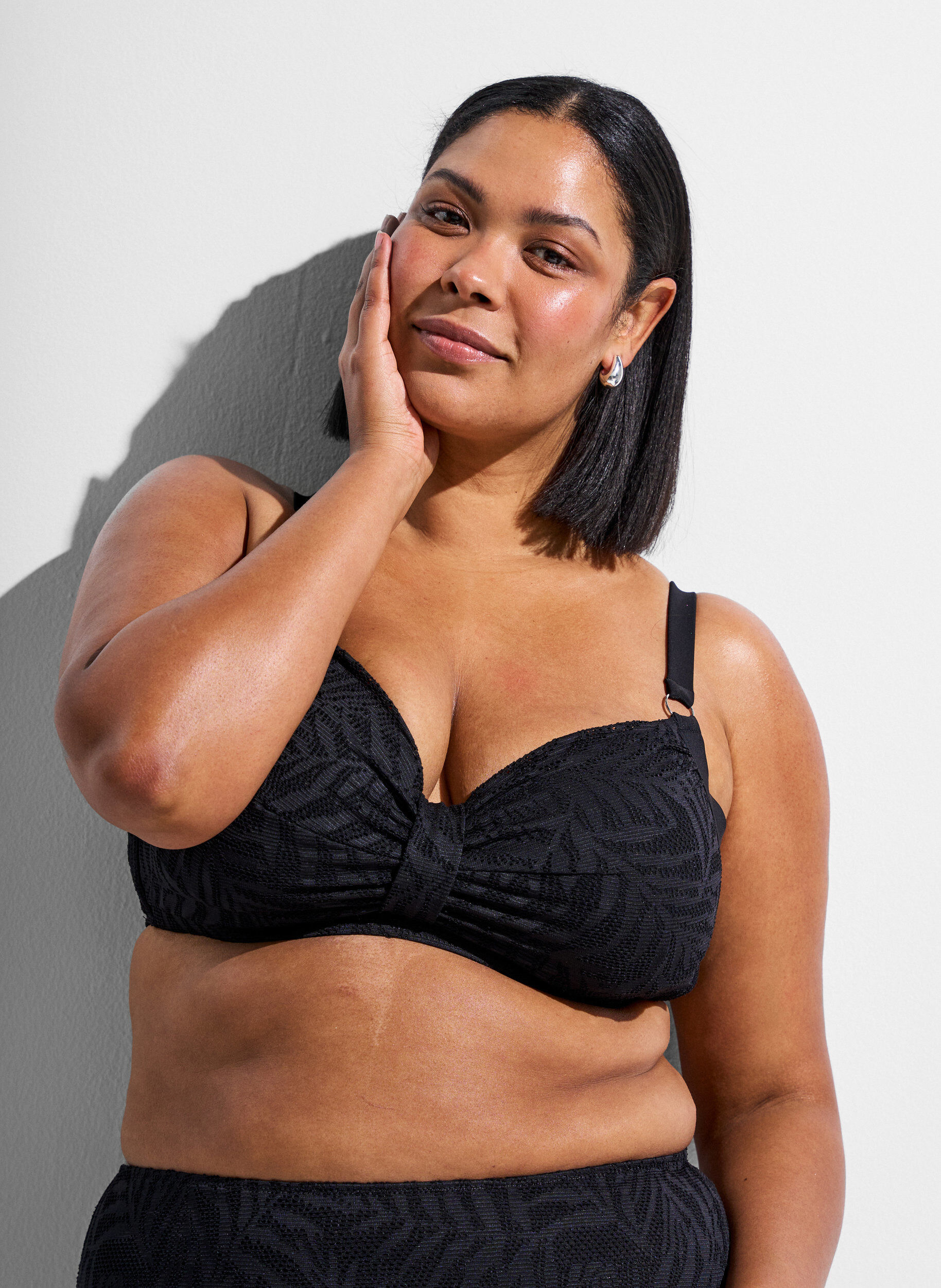 ZizziBiustonosz bikini z fakturowana siateczka i wyjmowanymi wkladkami, Czarne, Model image number 3