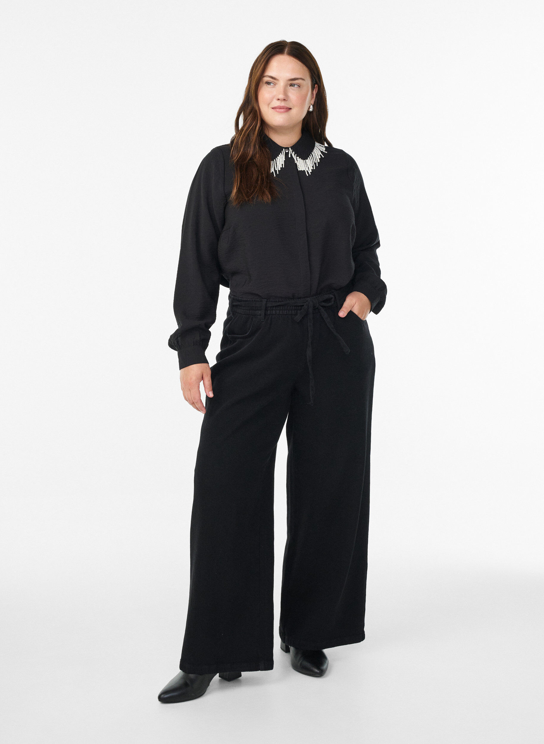 Zizzi Tunika z wiskozy z kolnierzykiem haftowanym perlami, Czarne, Model image number 1