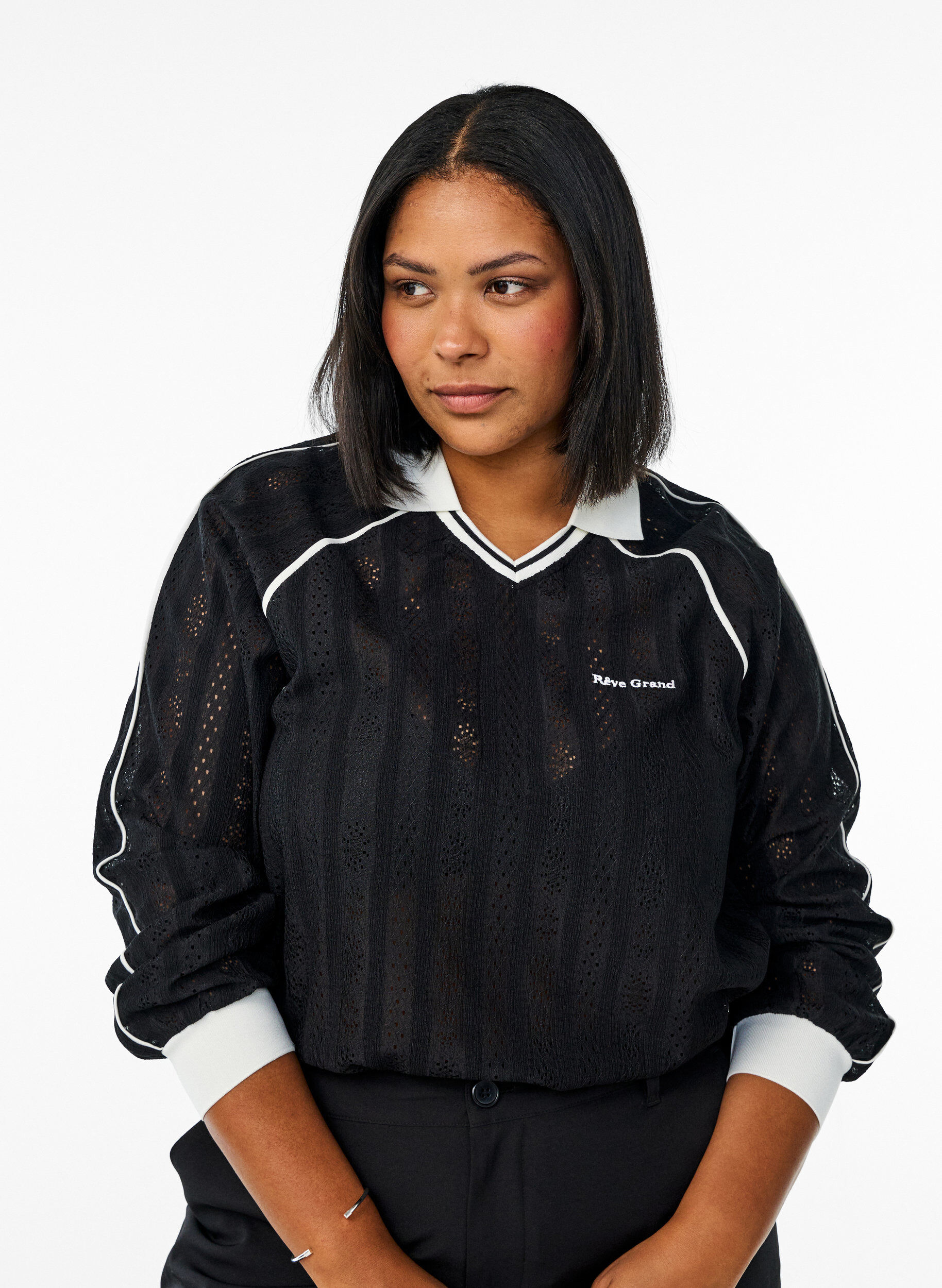 Teksturowana bluzka z dzerseju z kontrastowymi detalami, Czarne, Model