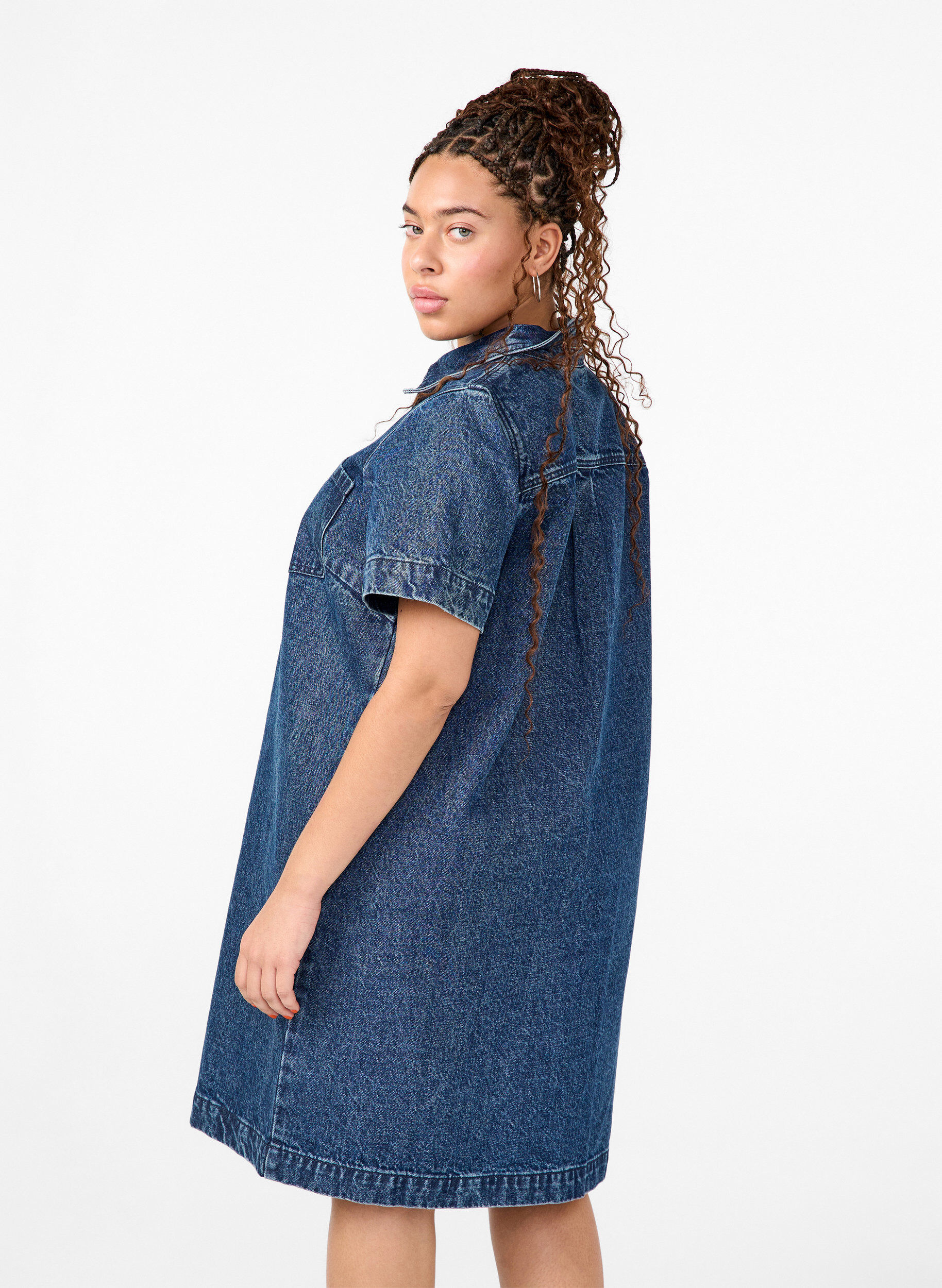 Zizzi Dluga dzinsowa koszula z kr&oacute;tkimi rekawami, Blue Denim, Model image number 1