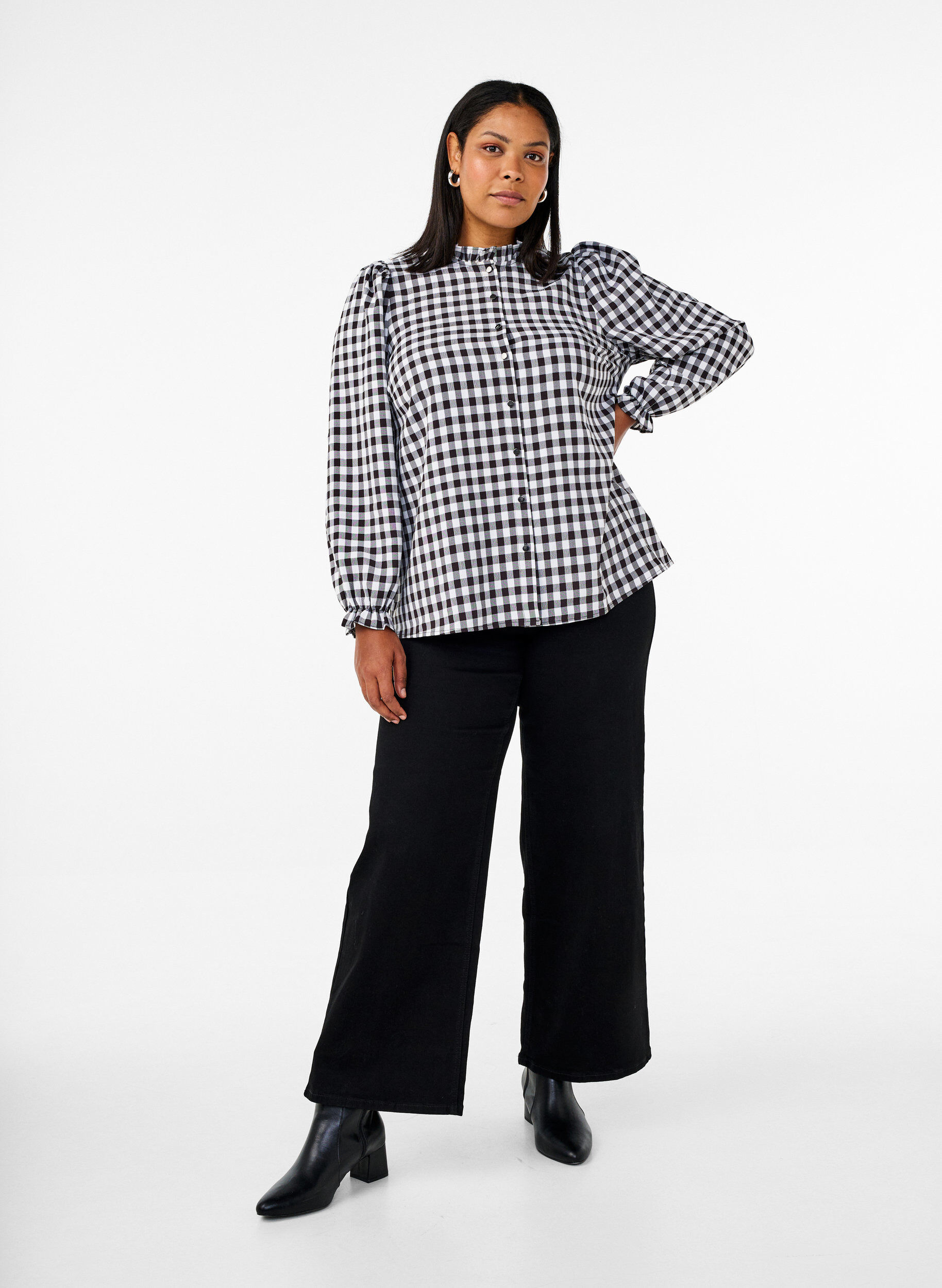 Zizzi Bluzka koszulowa w krate z falbankami, Black/W. Gingham, Model image number 3