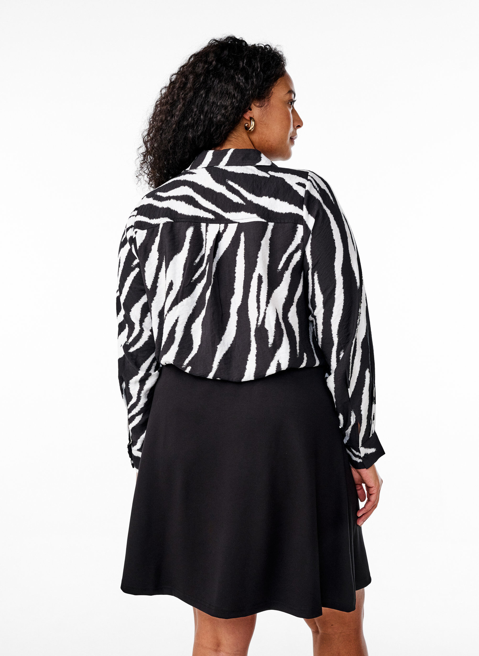 Zizzi Sp&oacute;dnica typu skater z wiskozy, Czarne, Model image number 1