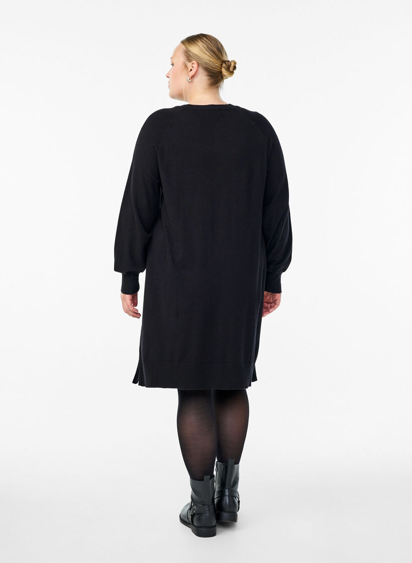 Kr&oacute;tka dzianinowa sukienka z raglanowymi rekawami i srodkowym szwem, Czarne, Model image number 2