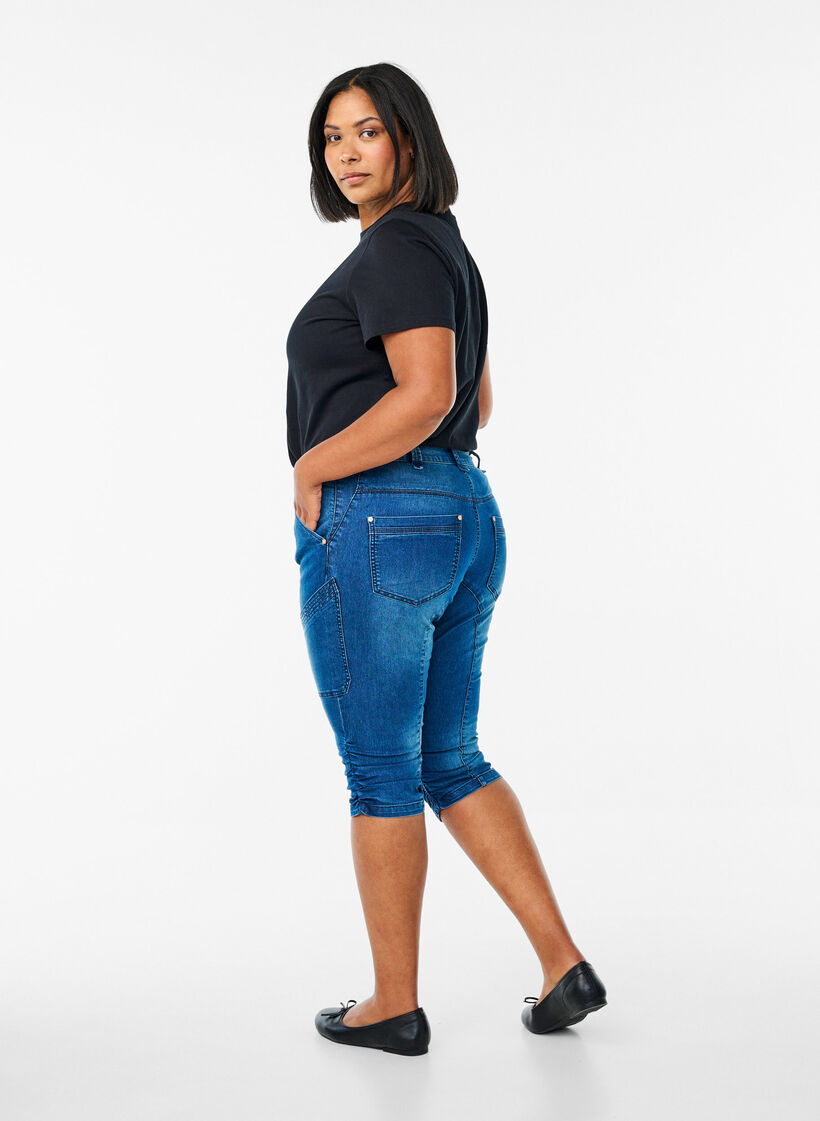 Jeansy capri o dopasowanym kroju z kieszeniami, Niebieskie, Model image number 1
