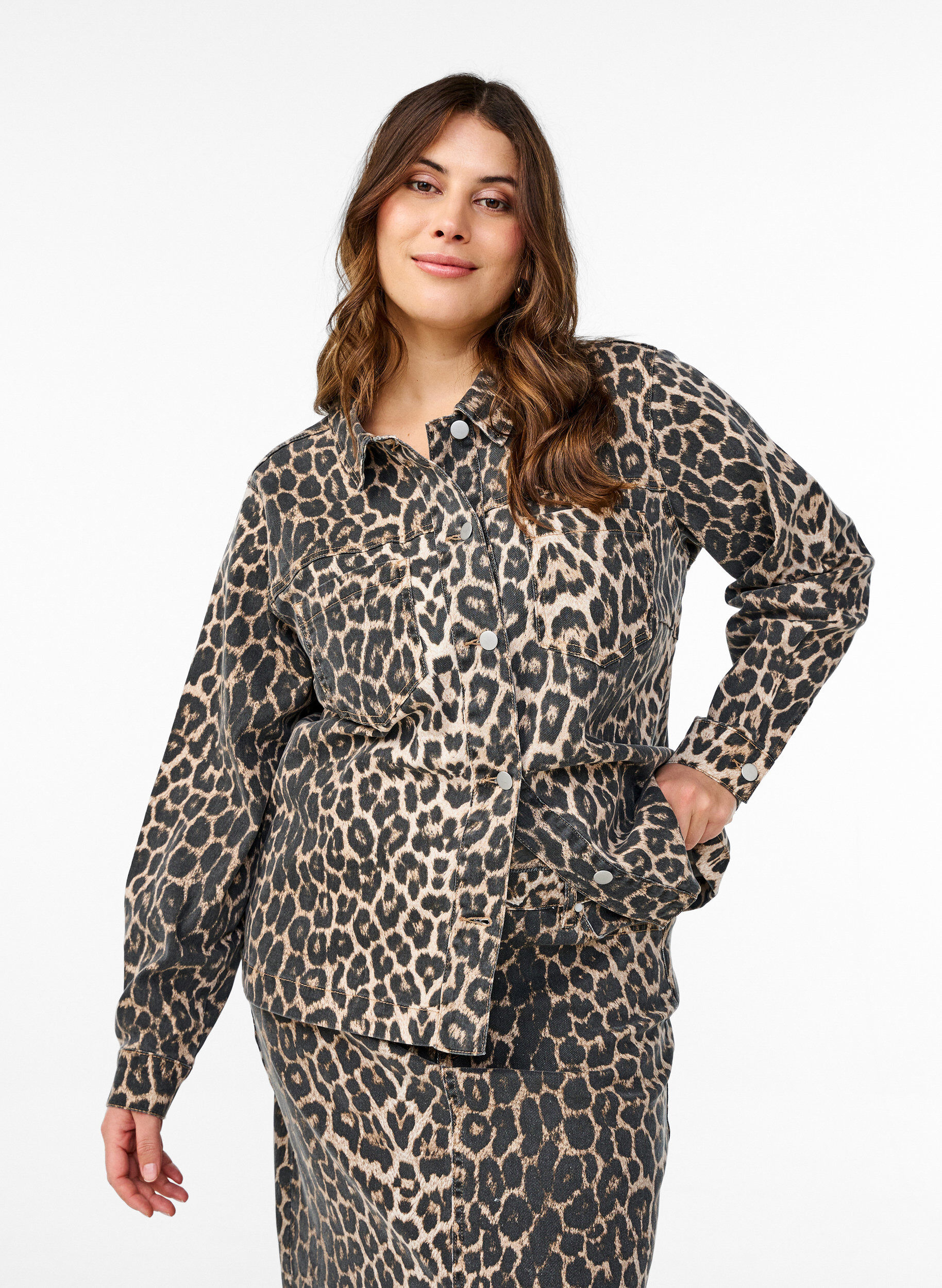 Zizzi Kurtka jeansowa z nadrukiem w panterke i kieszeniami na piersi, Brązowy, Model image number 0