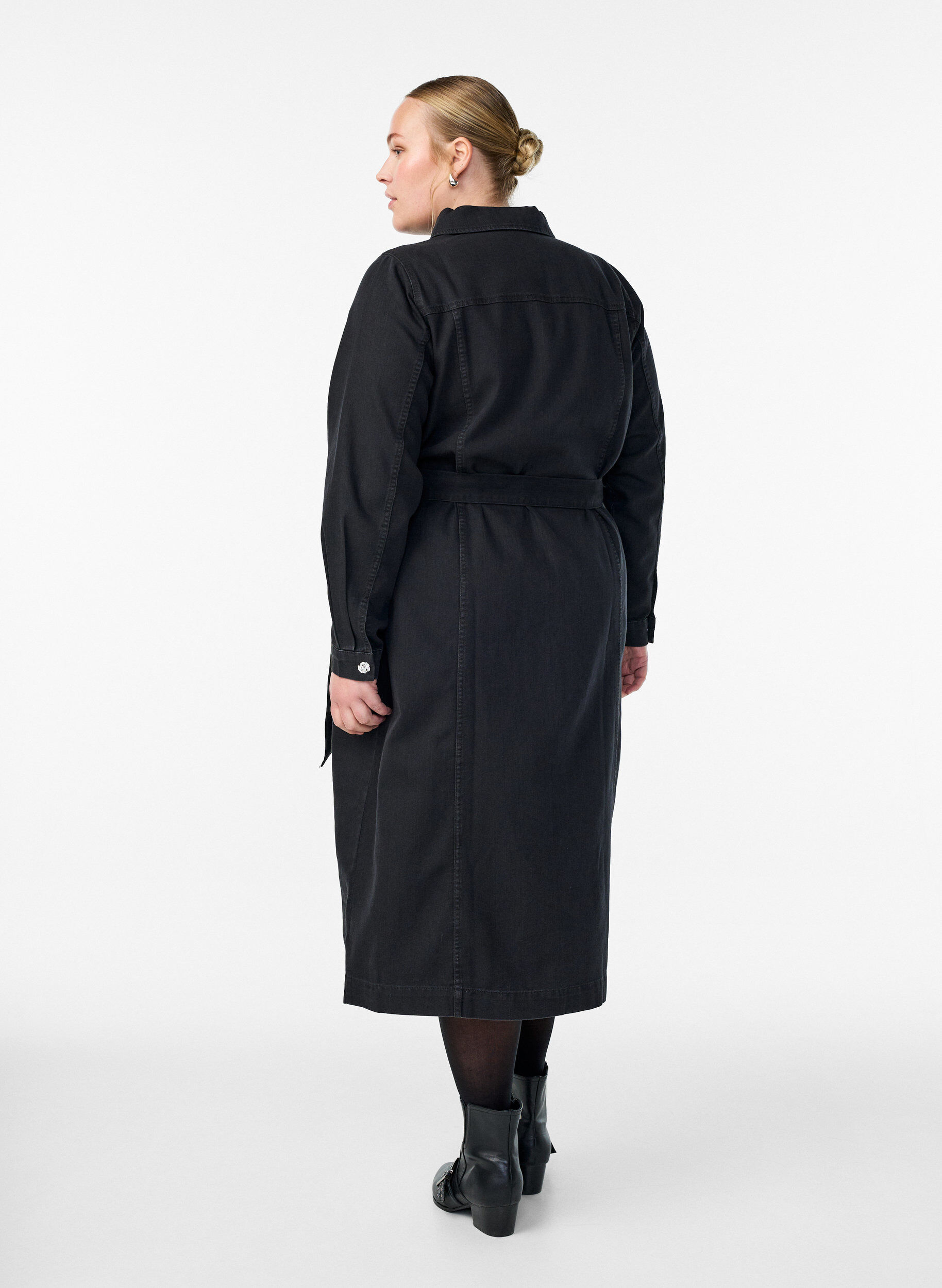 Zizzi Sukienka midi z jeansu z paskiem i ozdobnymi guziki, Czarne, Model image number 2