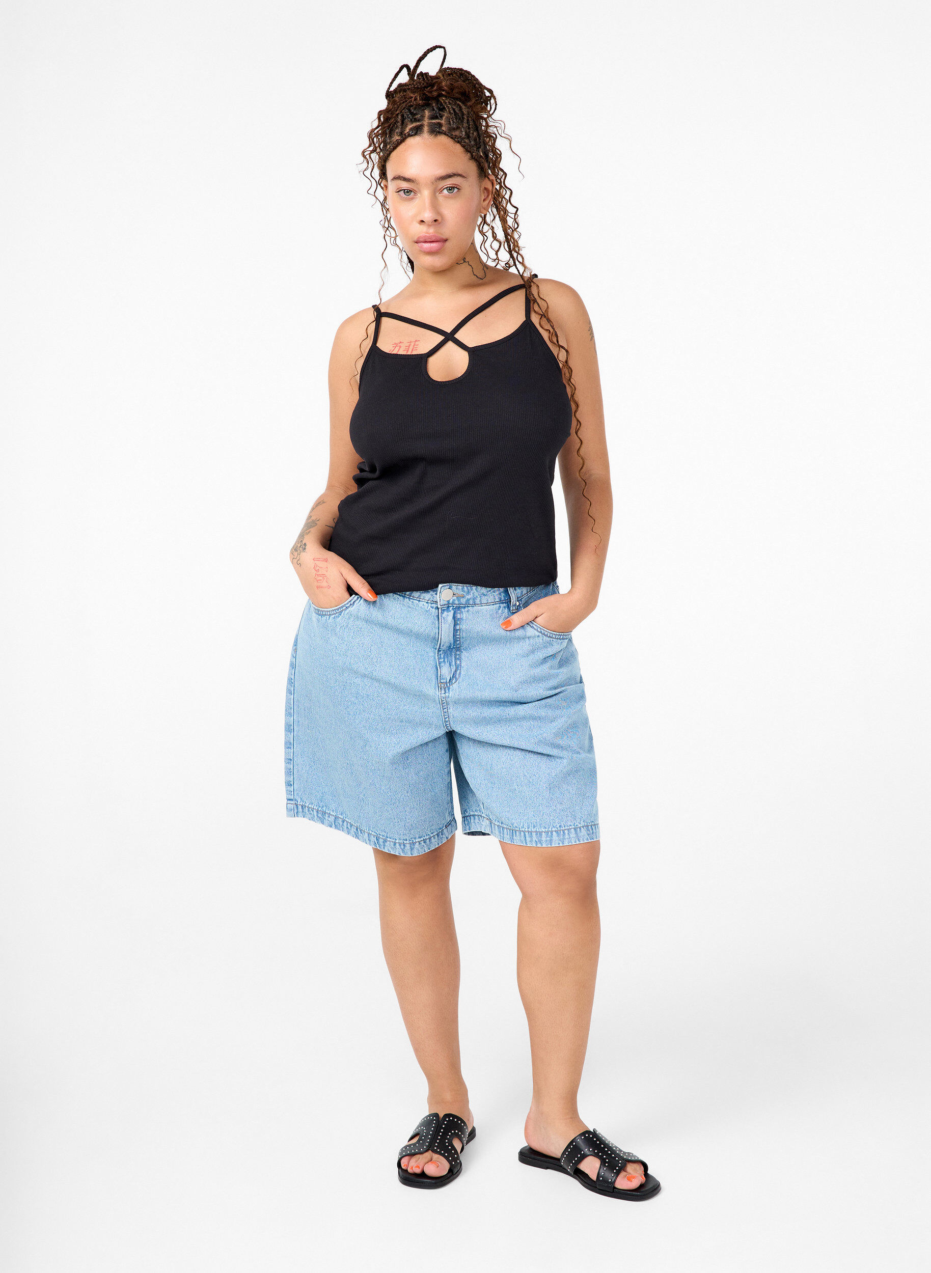 Zizzi Top z&nbsp;bawelny organicznej ze&nbsp;skrzyzowanymi paskami, Black, Model image number 2