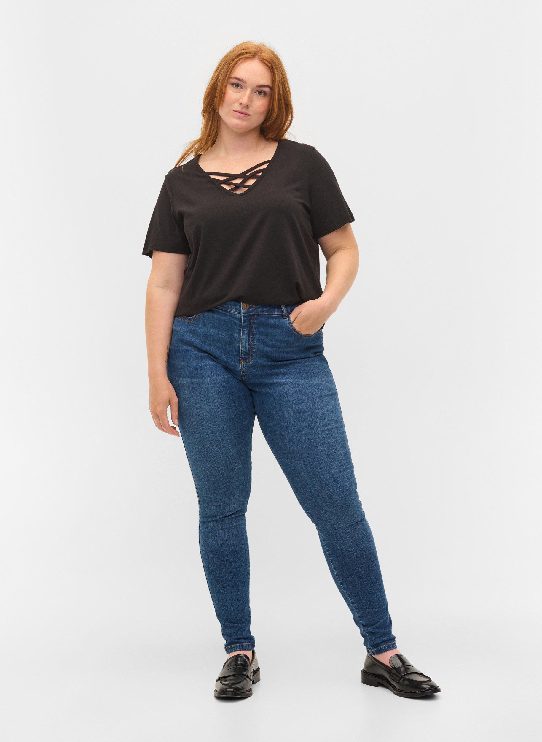 Zizzi T-shirt z kr&oacute;tkim rekawem i dekoltem w szpic, Black, Model image number 2