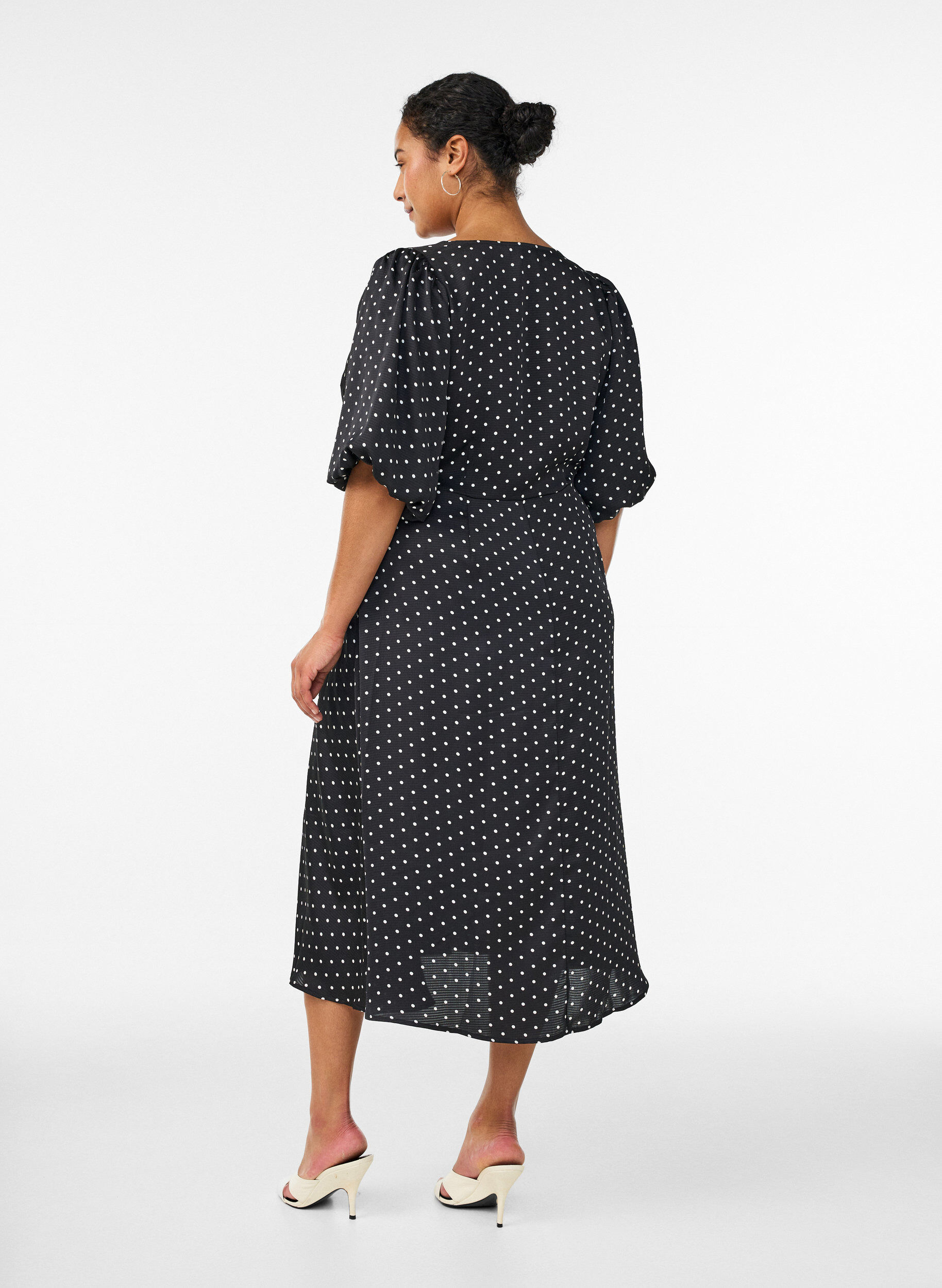 ZizziSukienka midi Polka dot w kolorze ecru z kwadratowym dekoltem, Czarne, Model image number 1