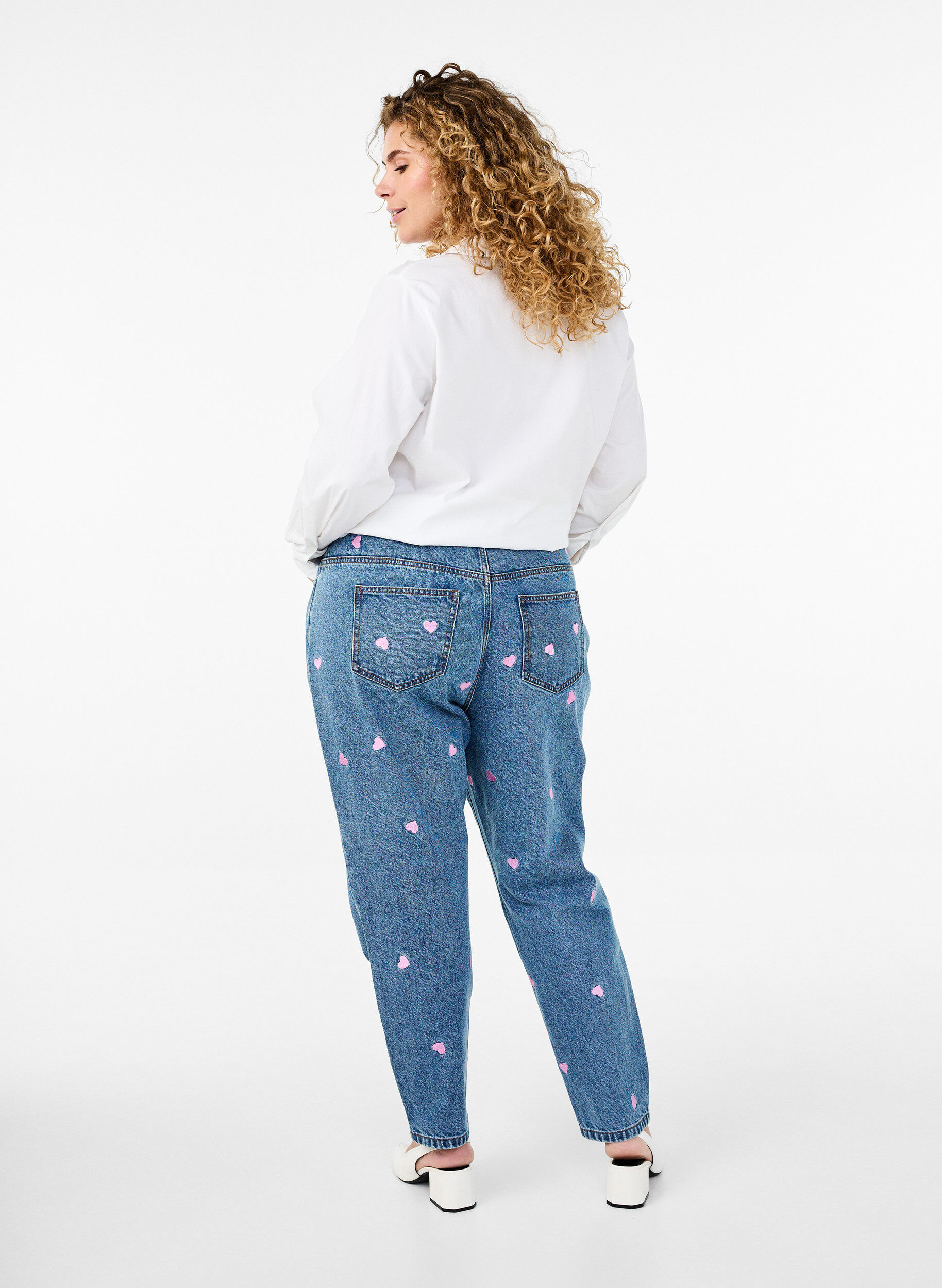Zizzi  Jeansy Mille typu mom fit z haftem, Niebieskie, Model image number 2