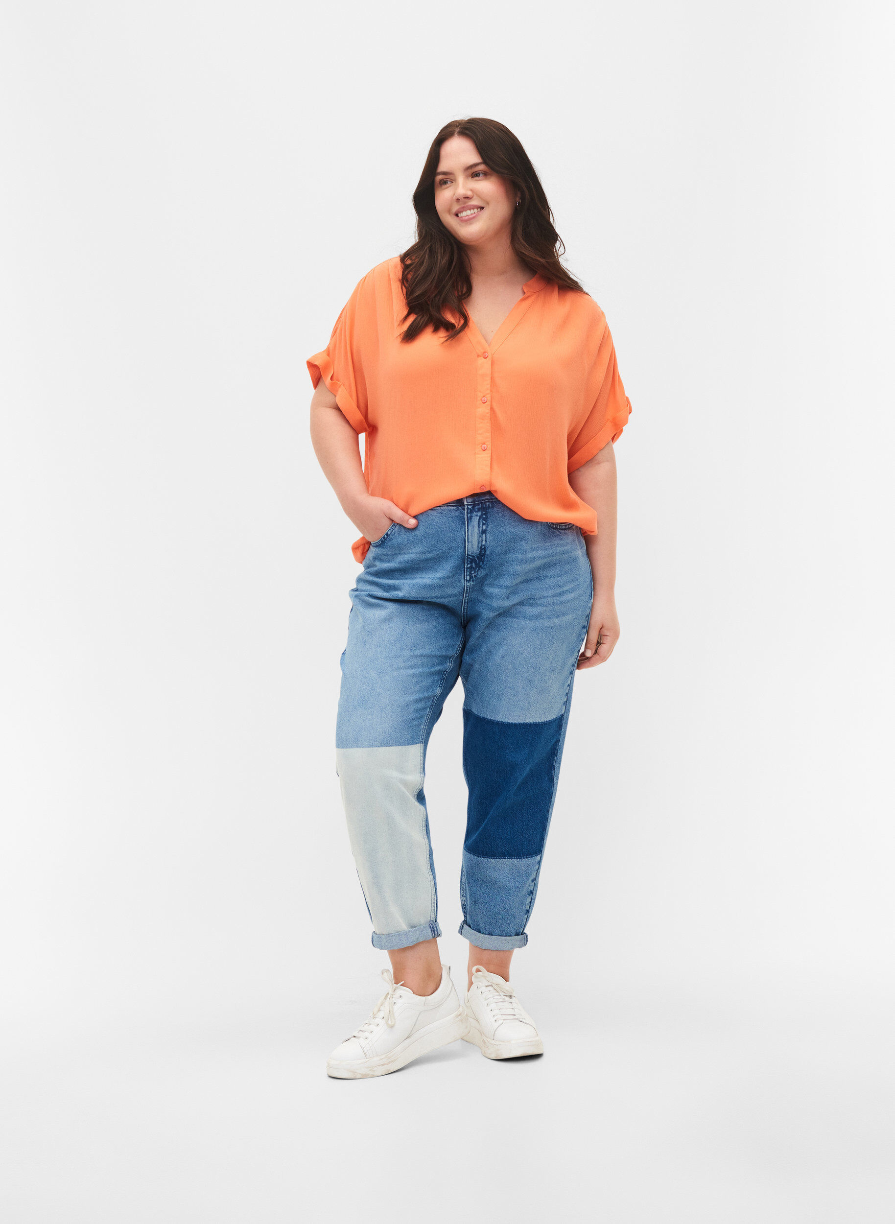 Zizzi Mille mom-fit jeans with colour-blocking, Blue Denim Comb, Model image number 0