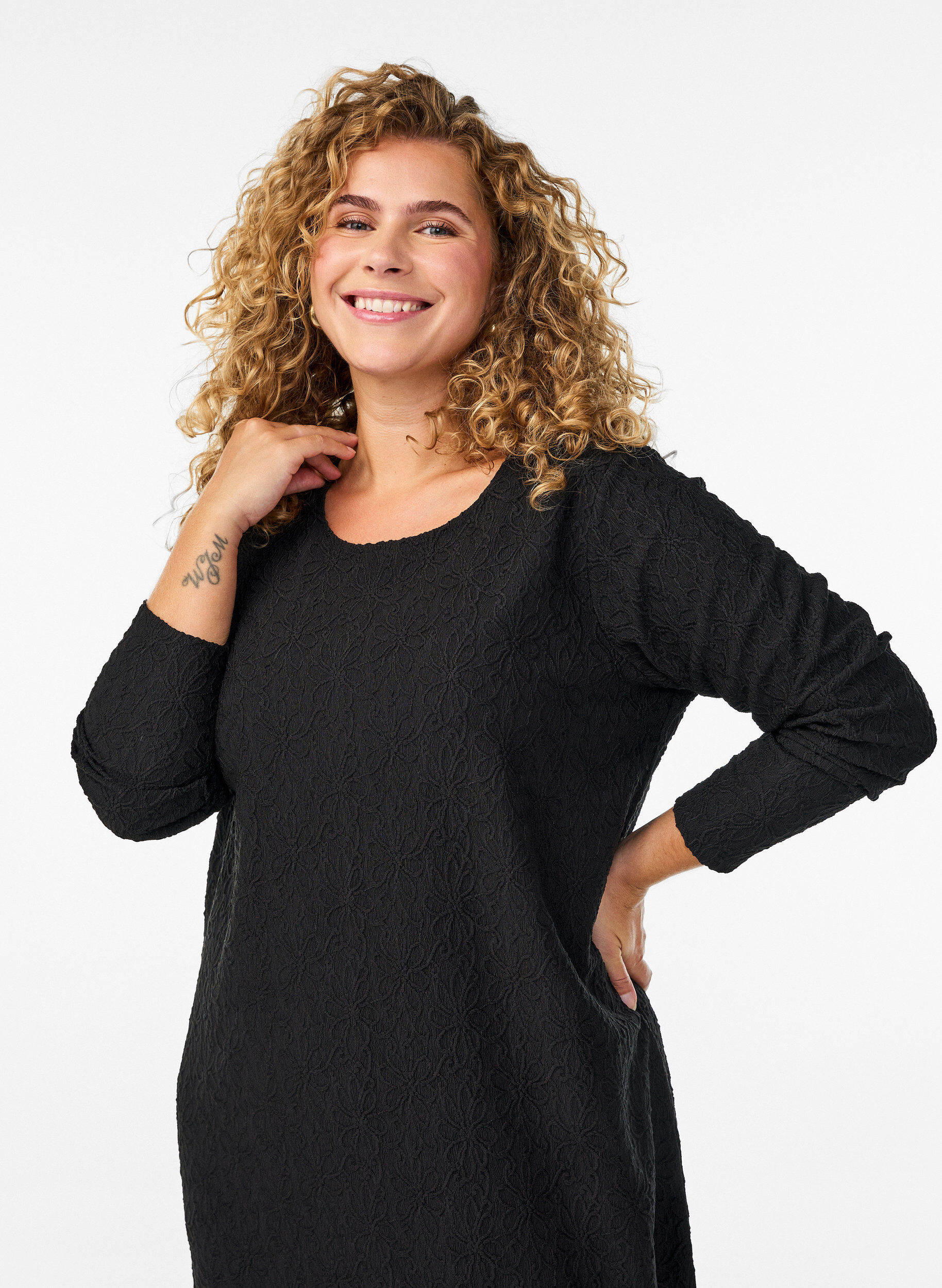 Zizzi Sukienka z kwiatowym wzorem i dlugim rekawem, Czarne, Model image number 2