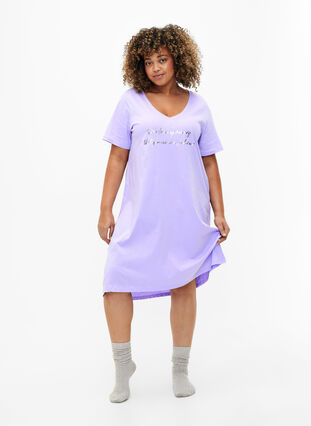 Koszula nocna z bawelny organicznej z dekoltem w szpic (GOTS), Lavender Decide, Model image number 2