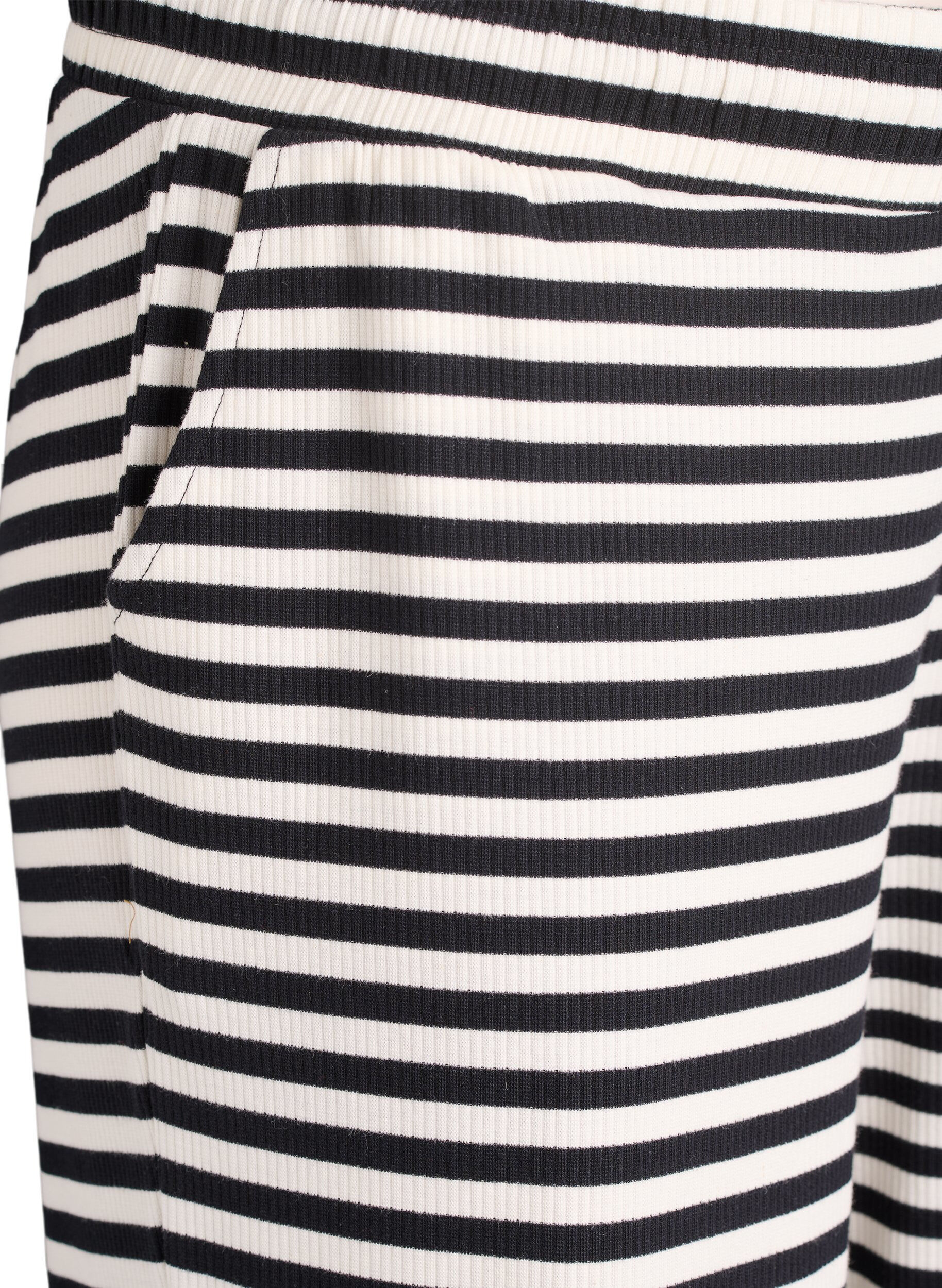 Zizzi Spodnie pizamowe w paski z wysoka talia i szerokimi nogawkami, Czarne, Packshot image number 2