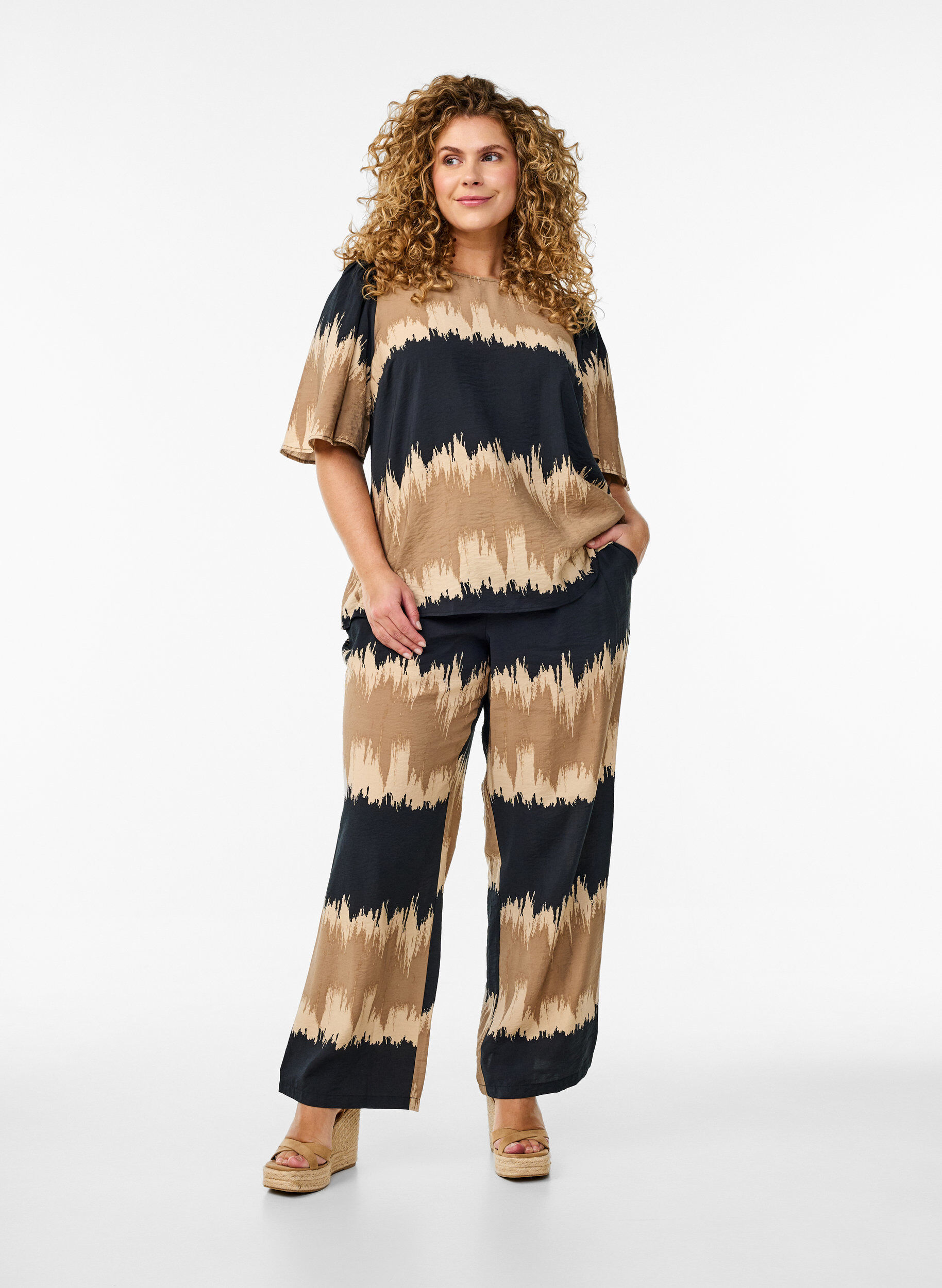 Zizzi Bluzka z szerokimi rekawami i nadrukiem graficznym, Czarne, Model image number 1