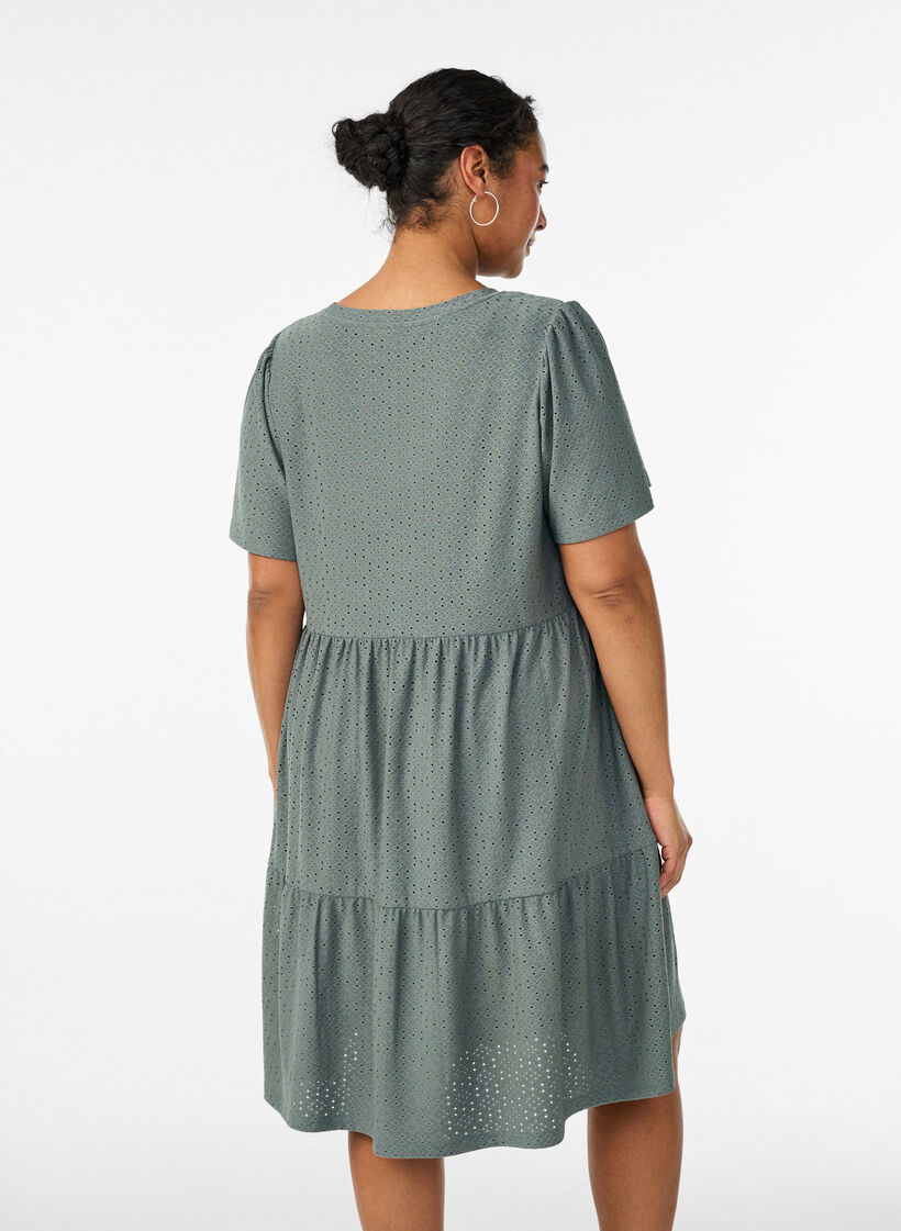 Kr&oacute;tka sukienka z koronkowym motywem i kaskadowa sp&oacute;dnica, Zielony, Model image number 2