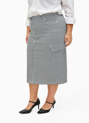 Olówkowa spódnica w paski z kieszeniami, Black & White Stripe, Model image number 2